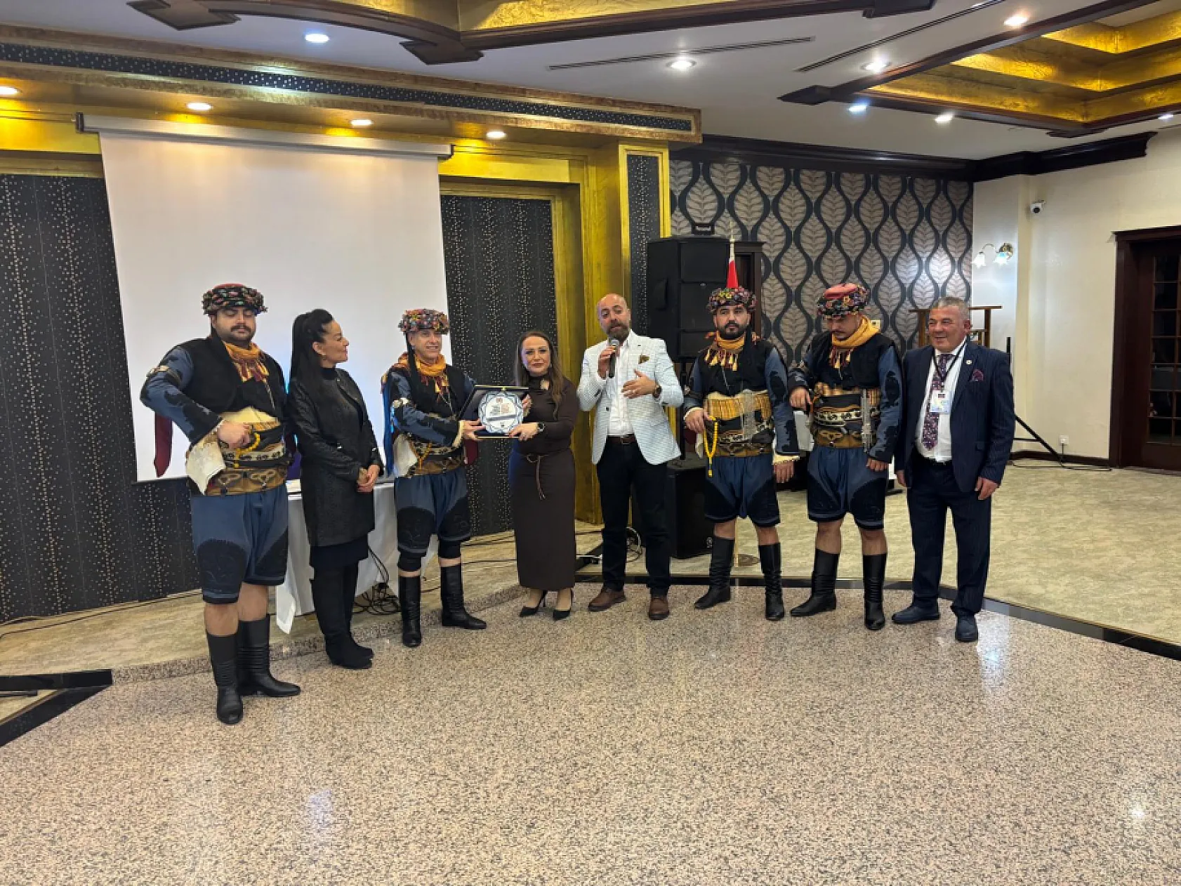 İzmir'deki Uluslararası Sağlık Turizmi Kongresi'ne 'Muğla ve Zeybek Rüzgârı' damga vurdu