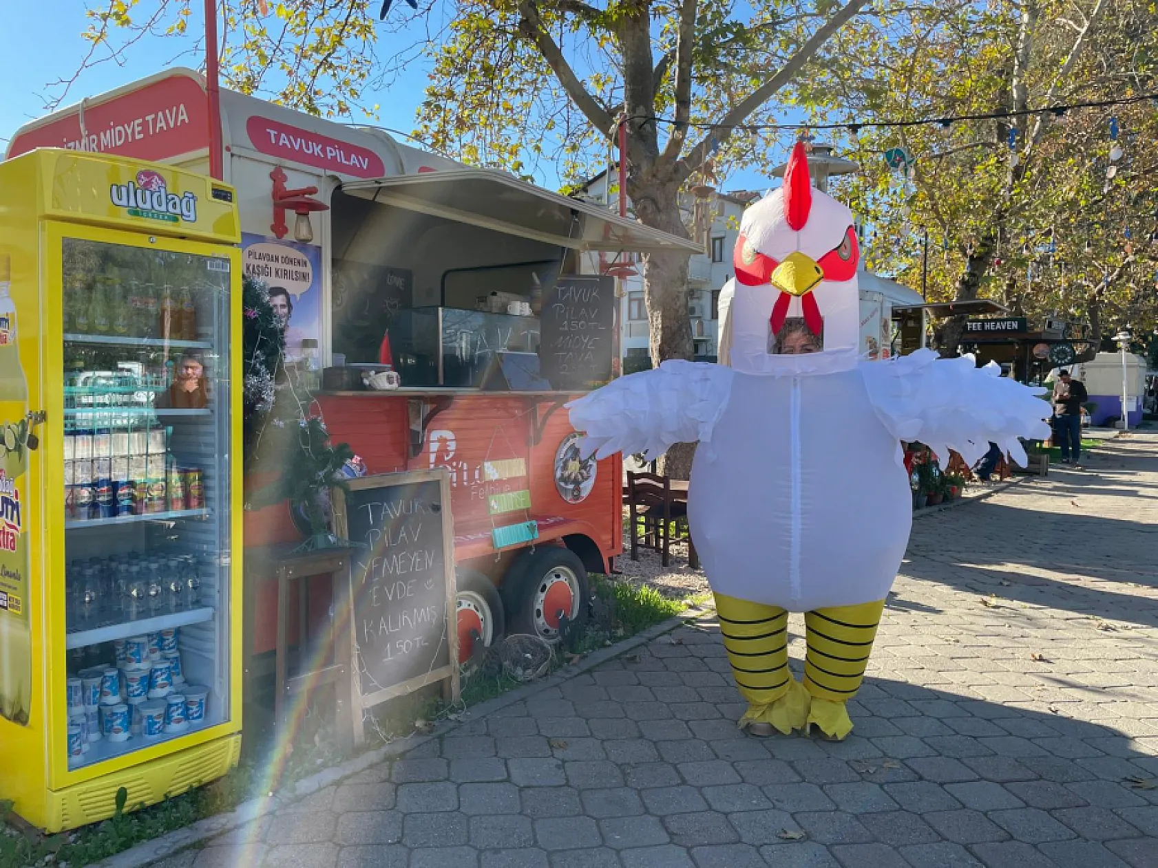 Fethiye Lezzet Sokağı'nda, Şerife Firik tavuk kostümüyle ilgi odağı