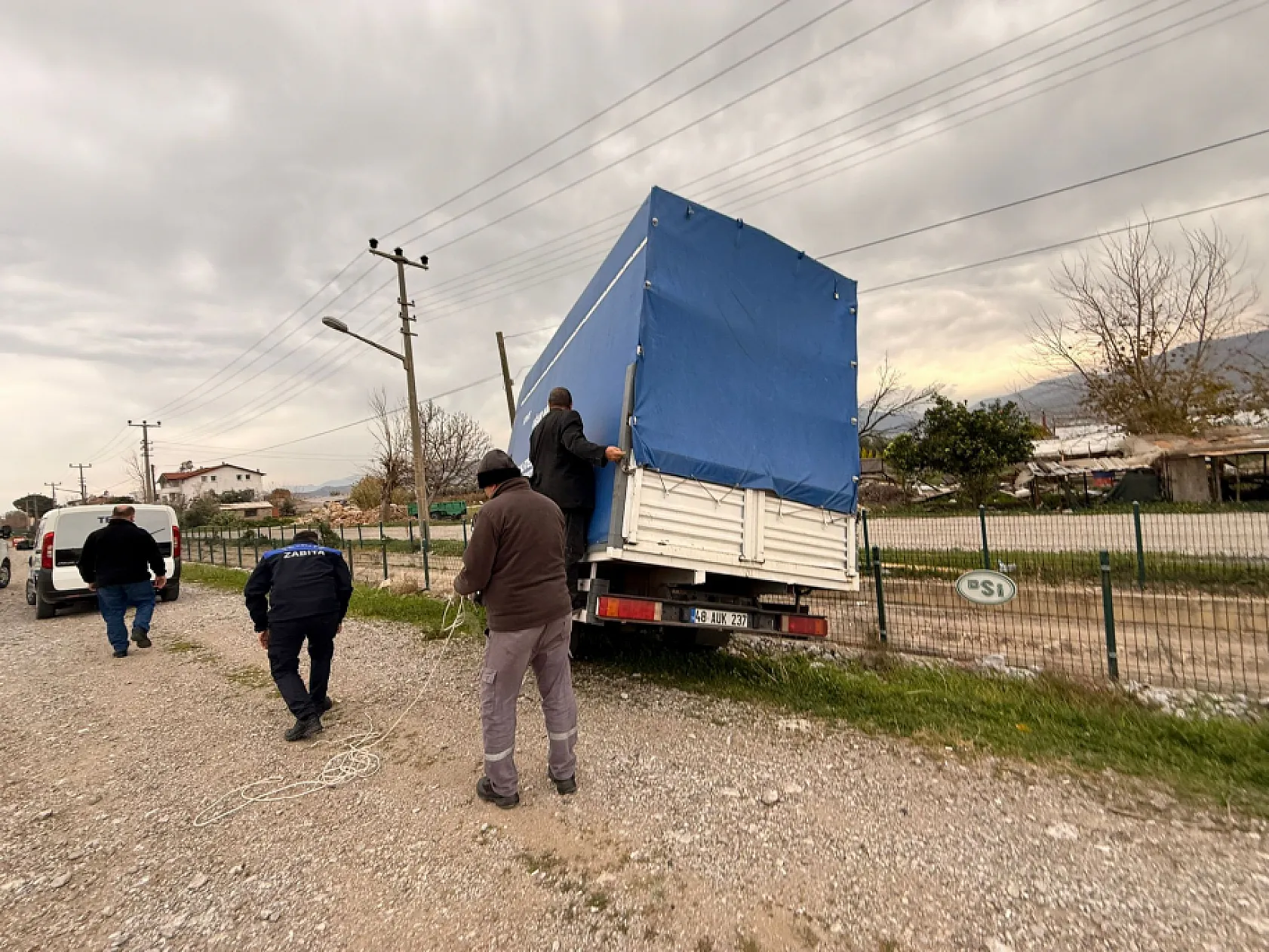Fethiye'de Çalıca–Esenköy yolunda nakliye aracı refüje düştü