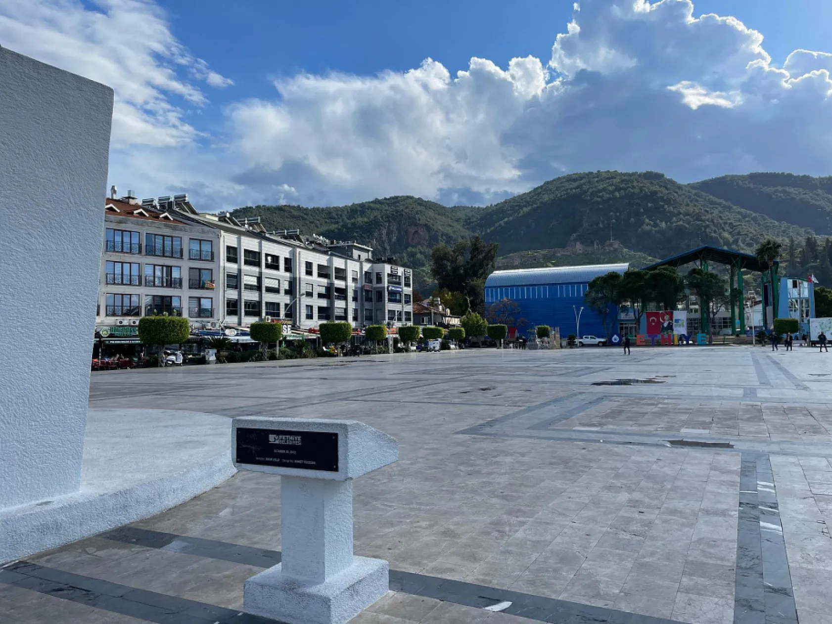 Fethiye'de soğuk hava Beşkaza Meydanı'nı sessizliğe bürüdü