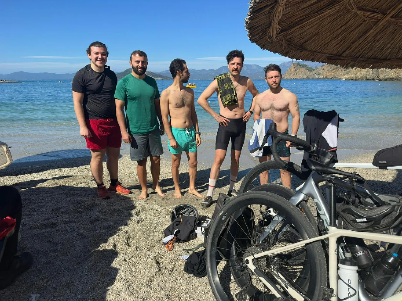 Fethiye'de bisiklet turu yapan grup Şubat ayında denize girdi