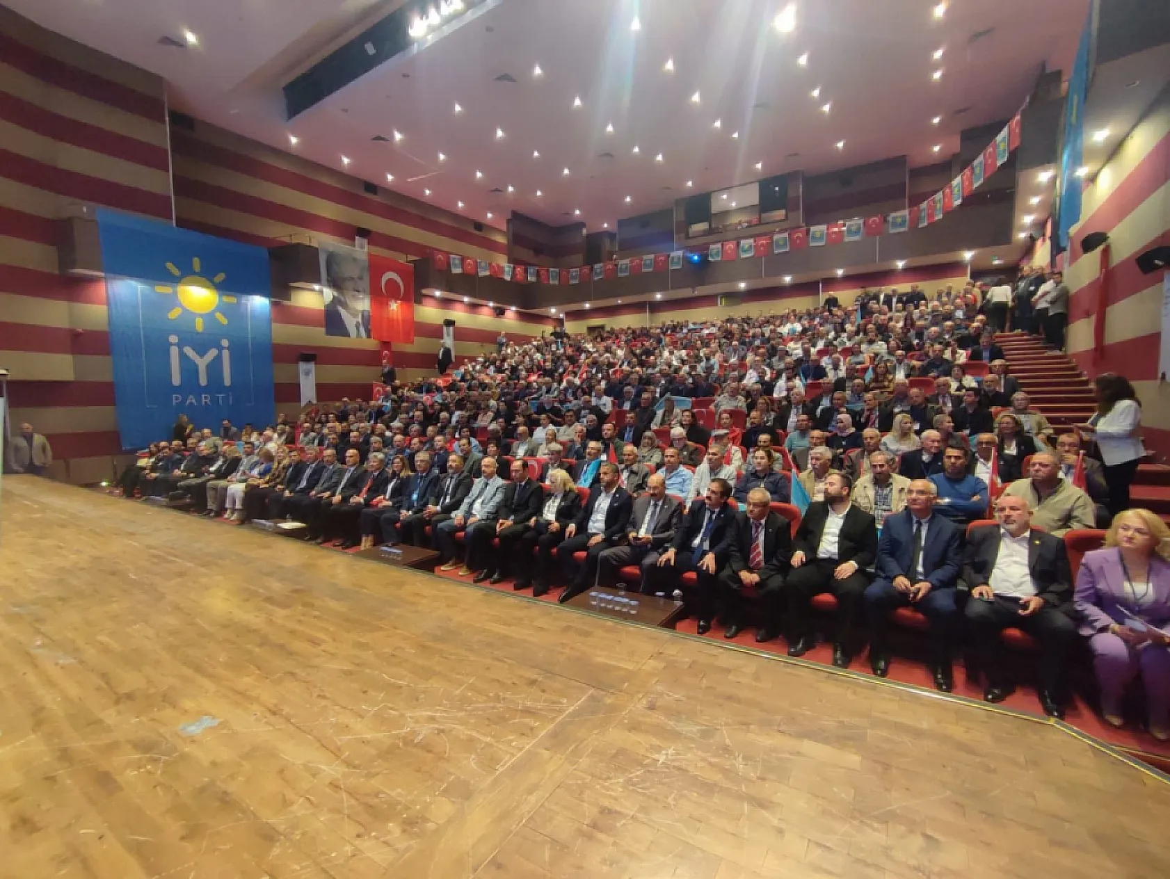 İYİ Parti Muğla 4. Olağan Kongresi'nde Davut Cumhur Akmeşe Güven Tazeledi