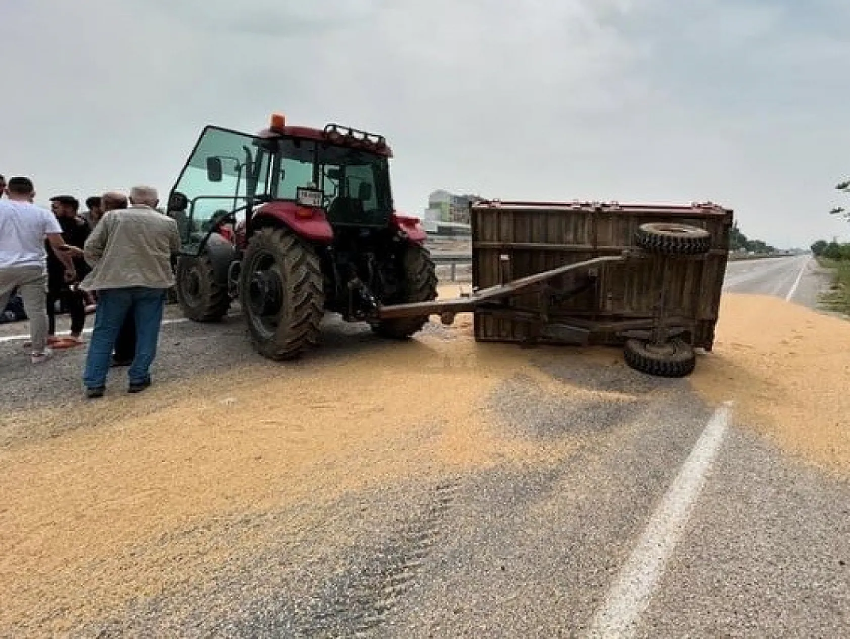 Traktör ve kamyonetin karıştığı trafik kazasında 1 kişi yaralandı