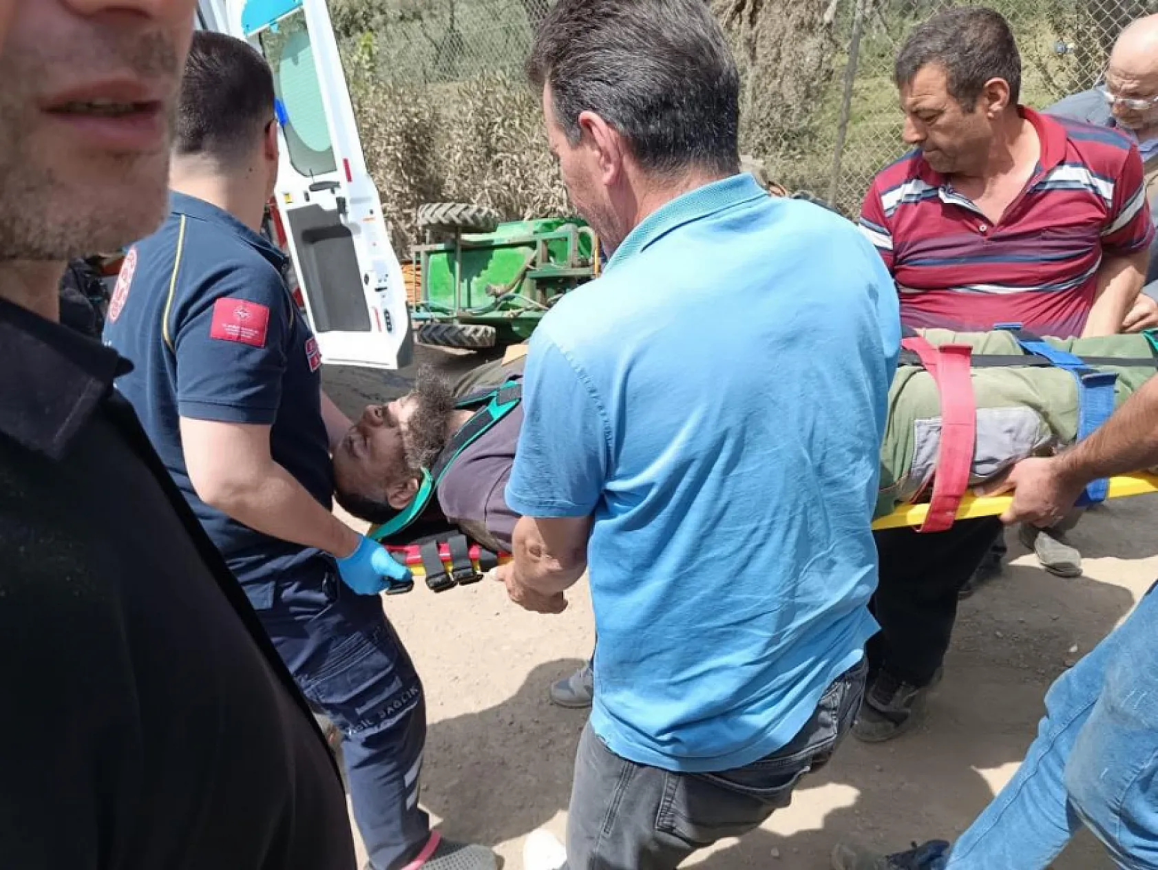 Traktörün altında kalan sürücü ölümden döndü