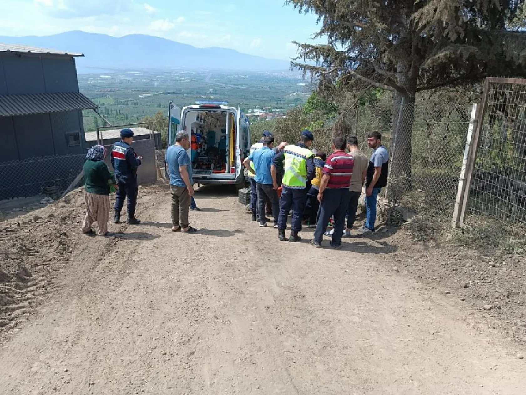 Traktörün altında kalan sürücü ölümden döndü