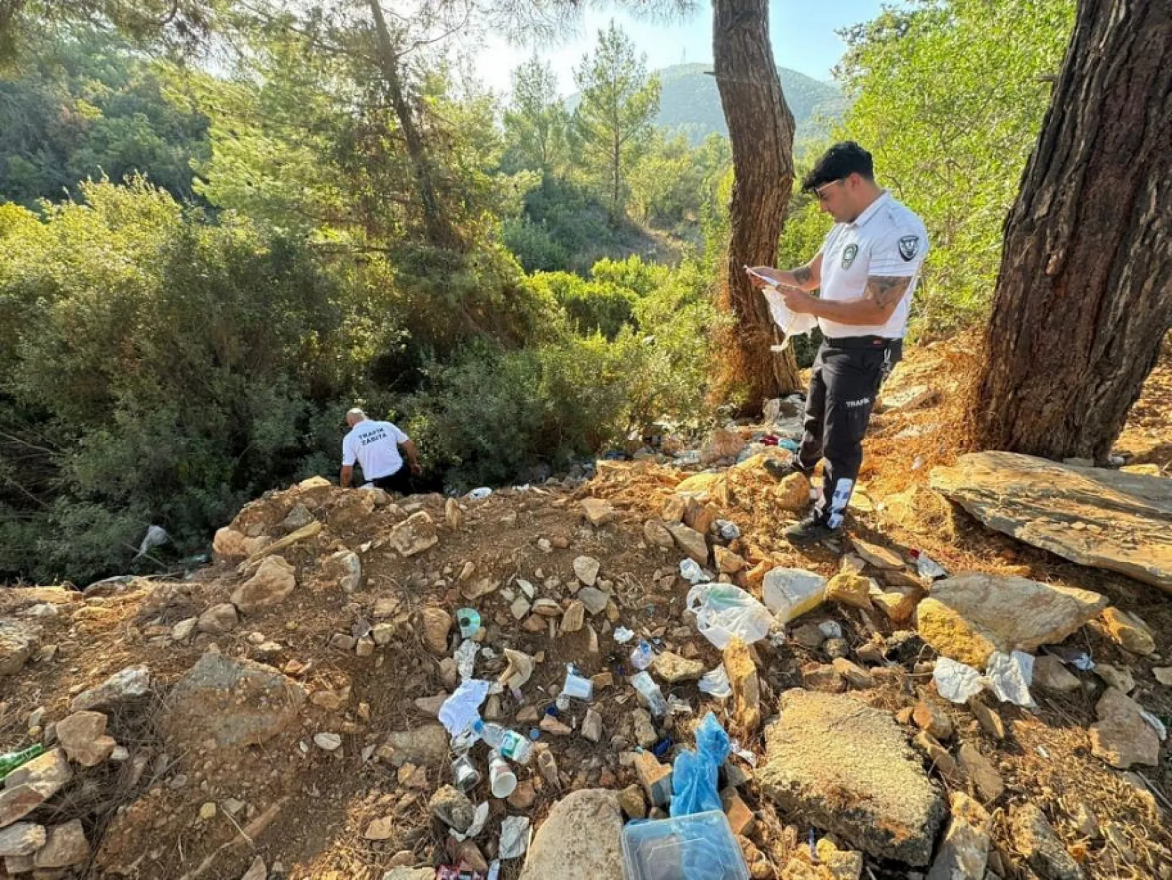Bodrum'da yol kenarına çöp attıkları tespit edilen iki otobüs firmasına cezai işlem uygulandı