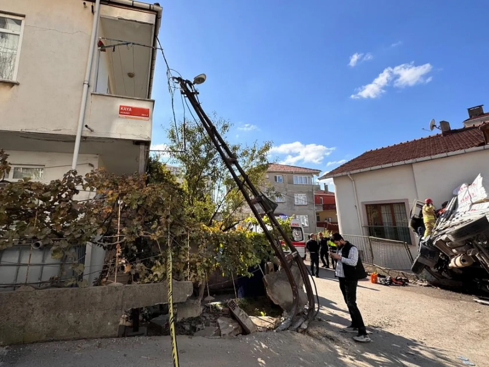 Kontrolden çıkan tır eve girdi: 1 yaralı