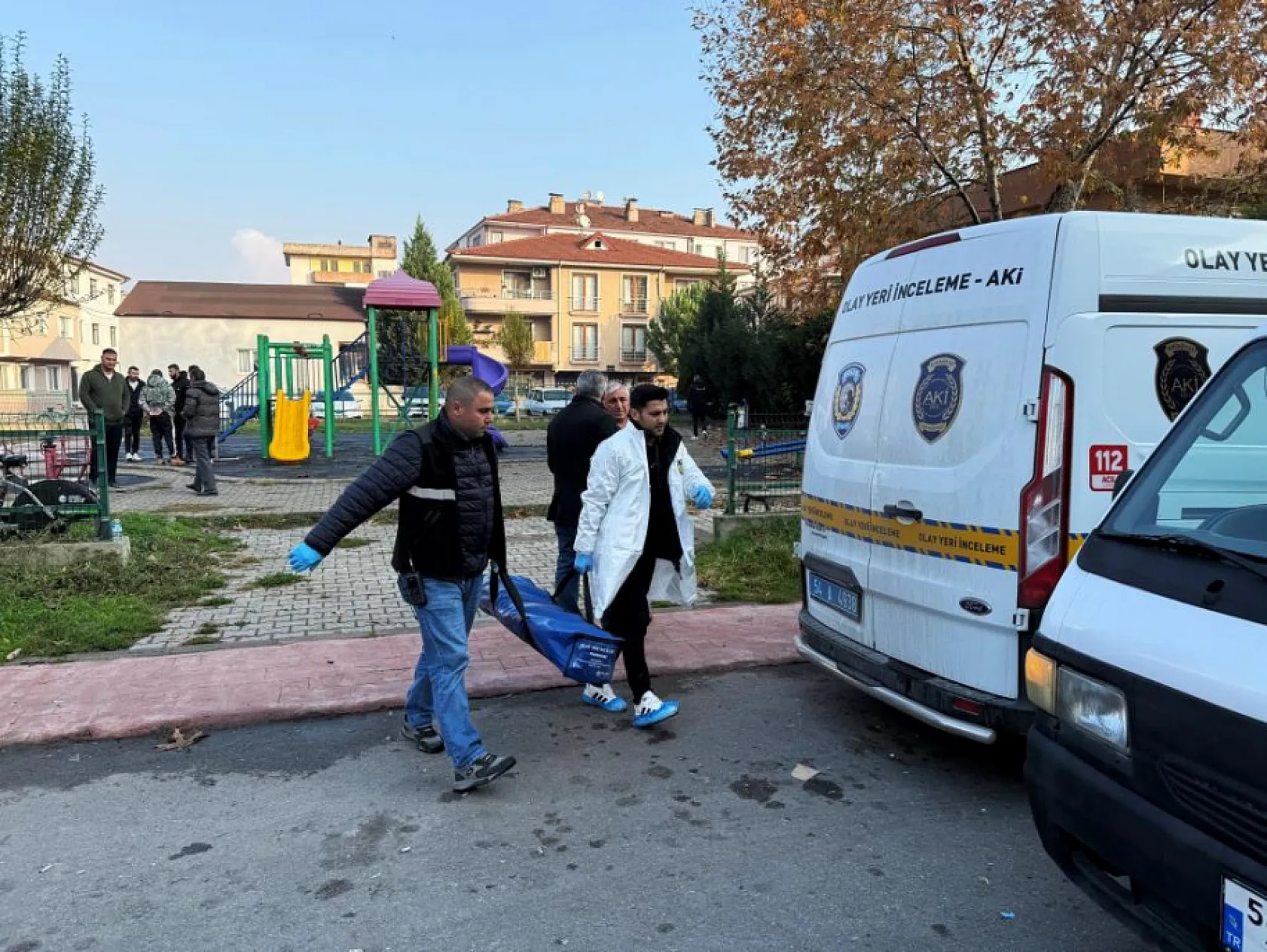 Çocuk parkında başından vurulmuş halde ölü bulundu