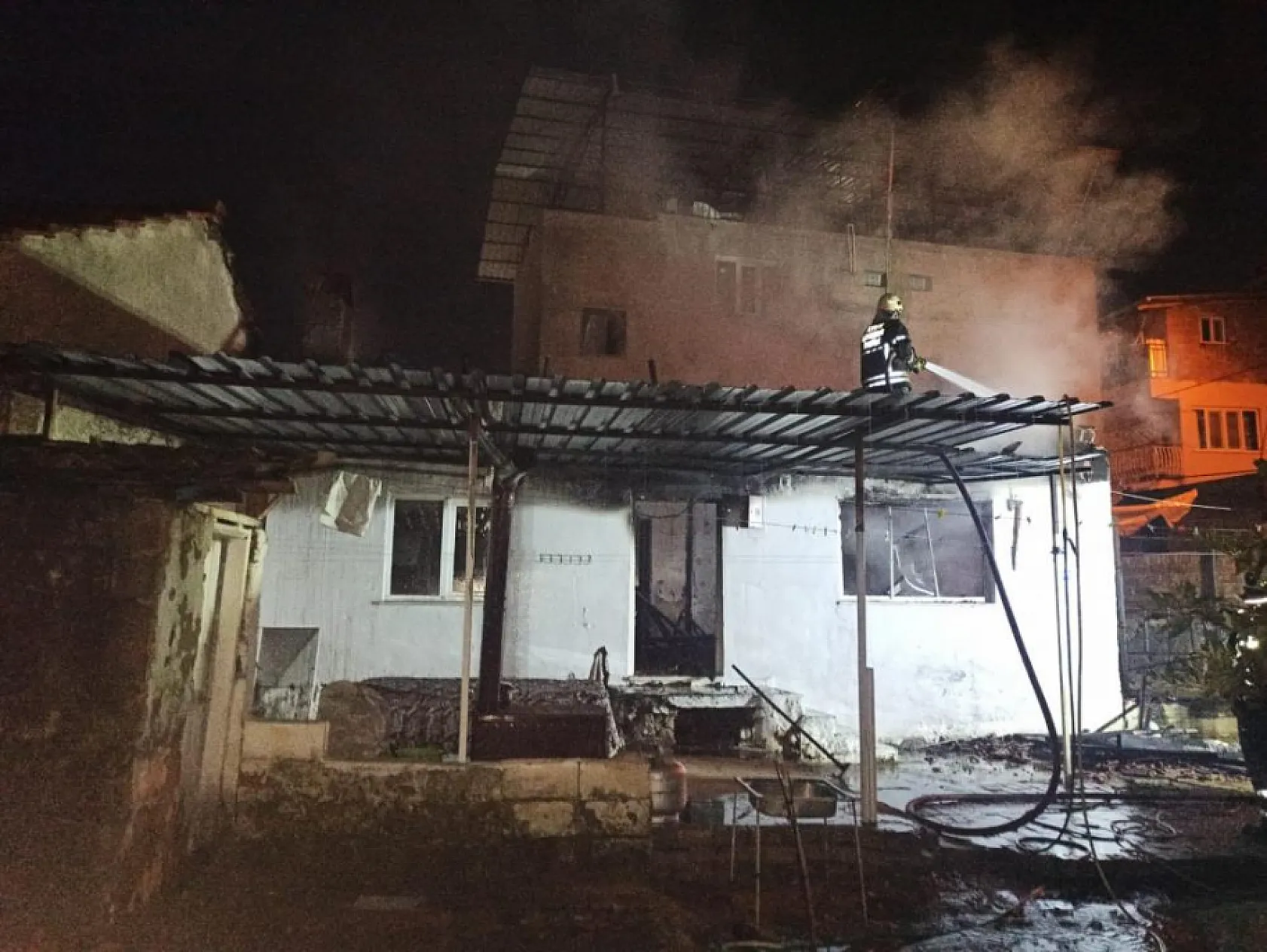 Ailesi ile yaşadığı evi yaktı olay yerinden kaçtı