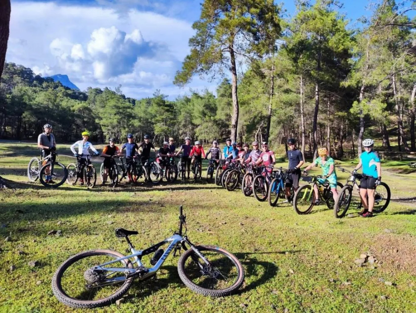 Rus ve Avrupalı bisiklet sporcuları kamp için Kemer'i tercih etti