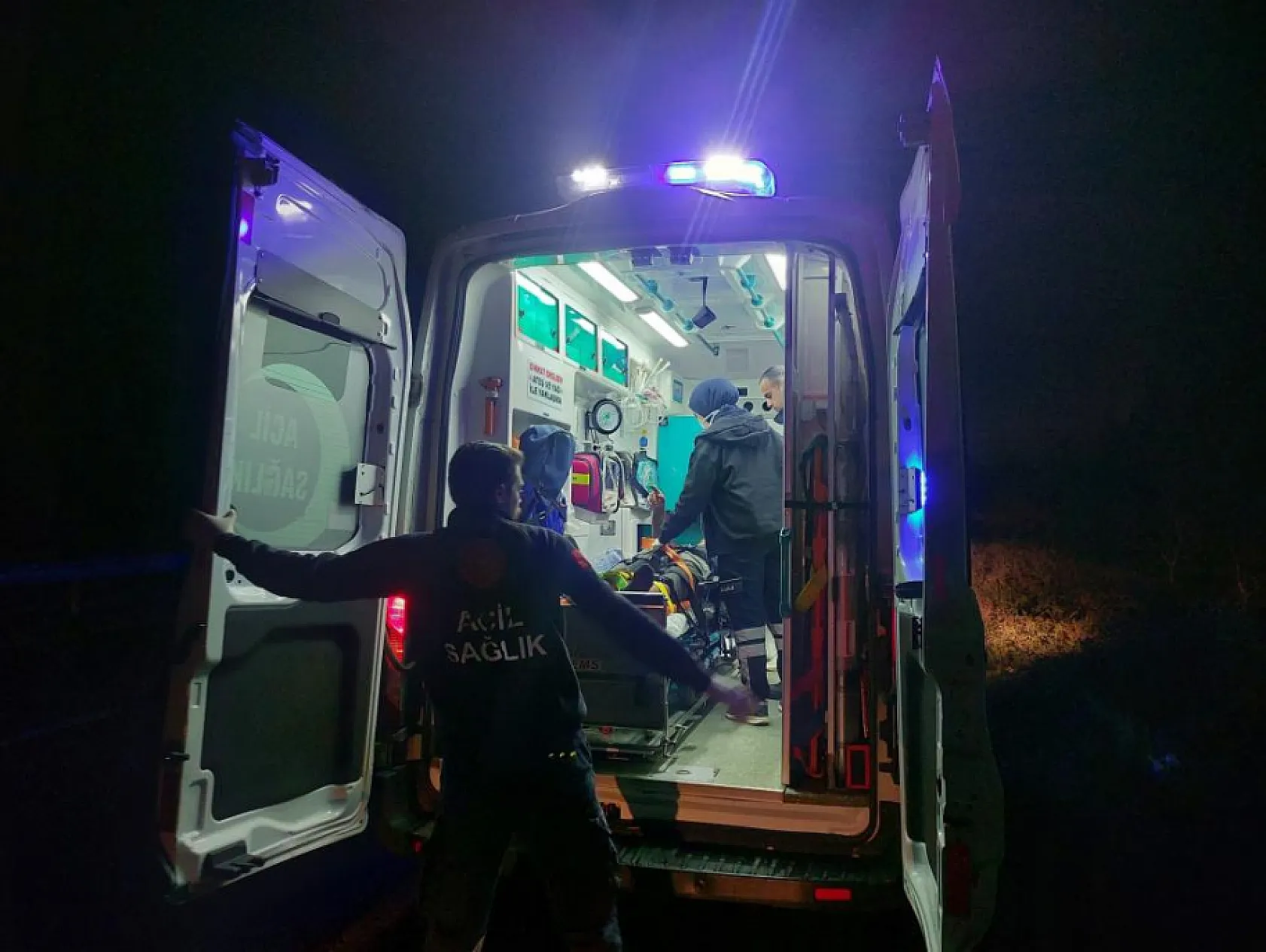 Böyle tiryakilik görülmedi: Şarampole uçan araçtan yaralı kurtarıldı, sedyede sigara yaktı