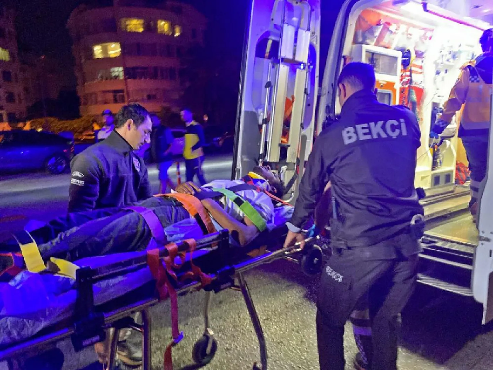 Gece yarısı dehşeti! Köprüye çıkan genç beton zemine düştü