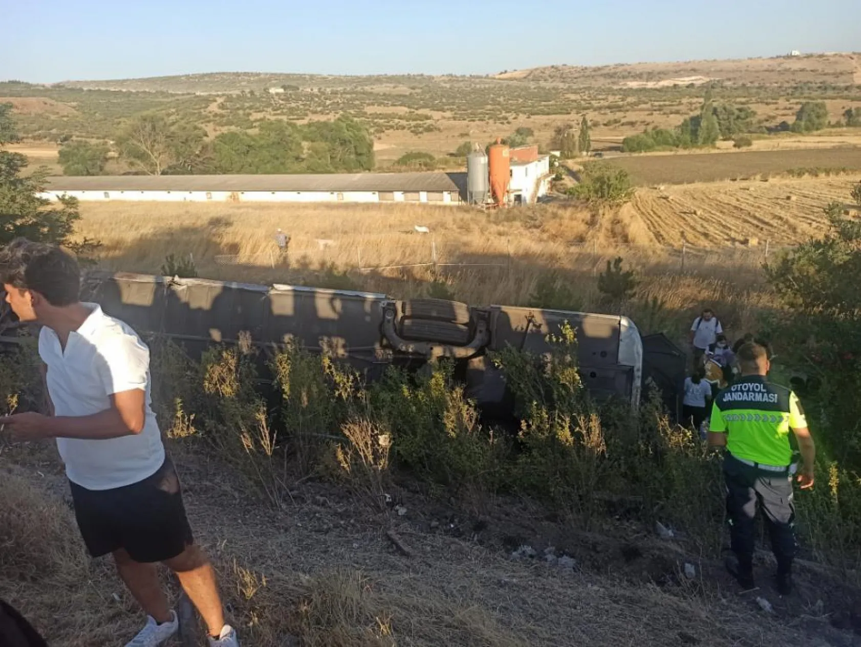 İzmir'den İstanbul'a giden yolcu otobüsü devrildi: 1'i ağır 27 yaralı