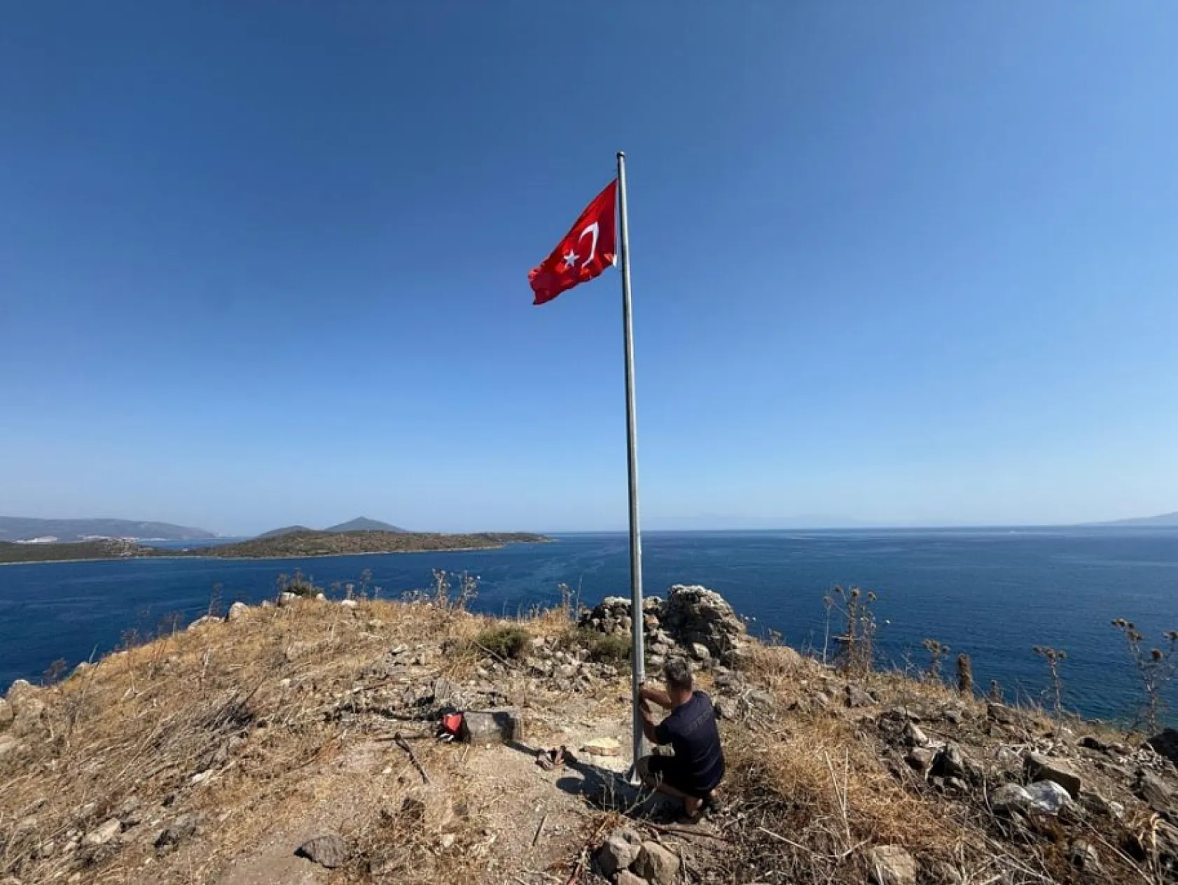 Bodrum Belediyesi kent genelinde yıpranmış bayrakları yeniliyor