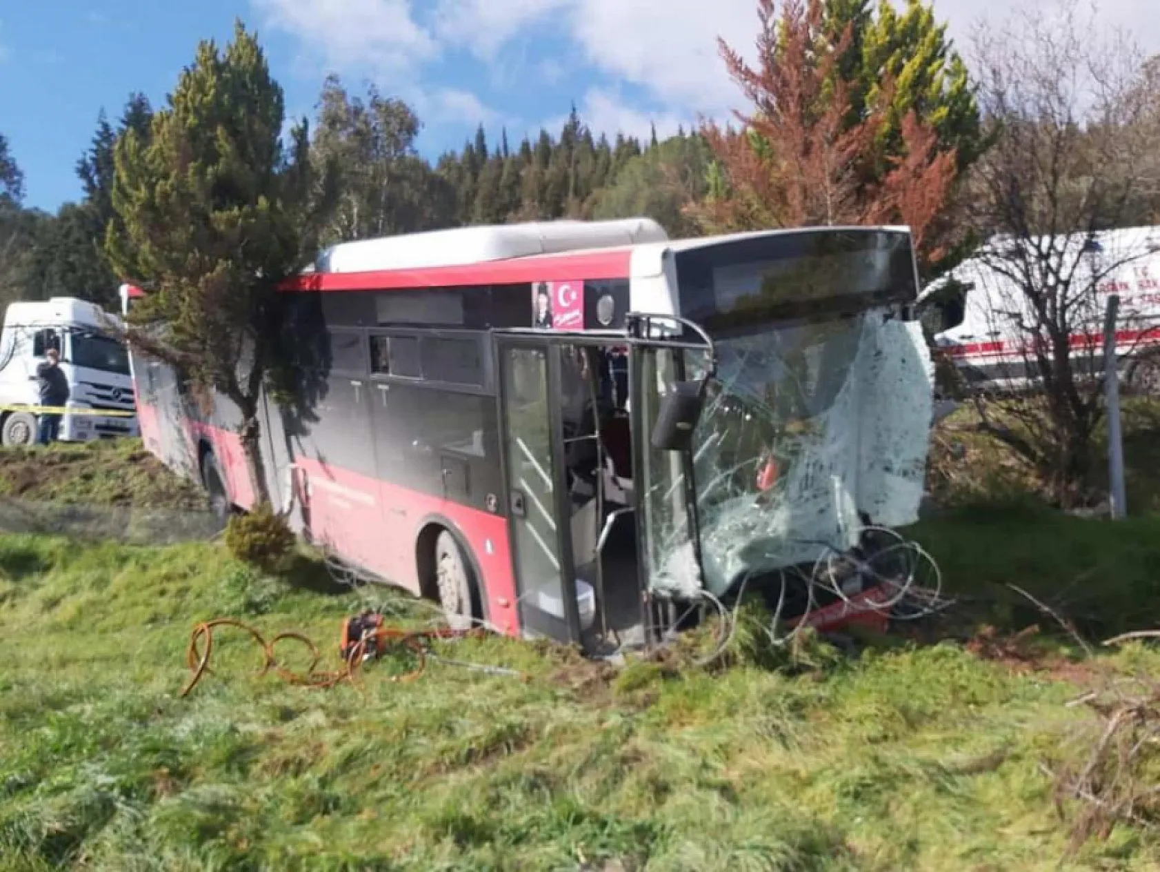 Belediye otobüsü ile panelvan çarpıştı: 1 ölü, 8 yaralı