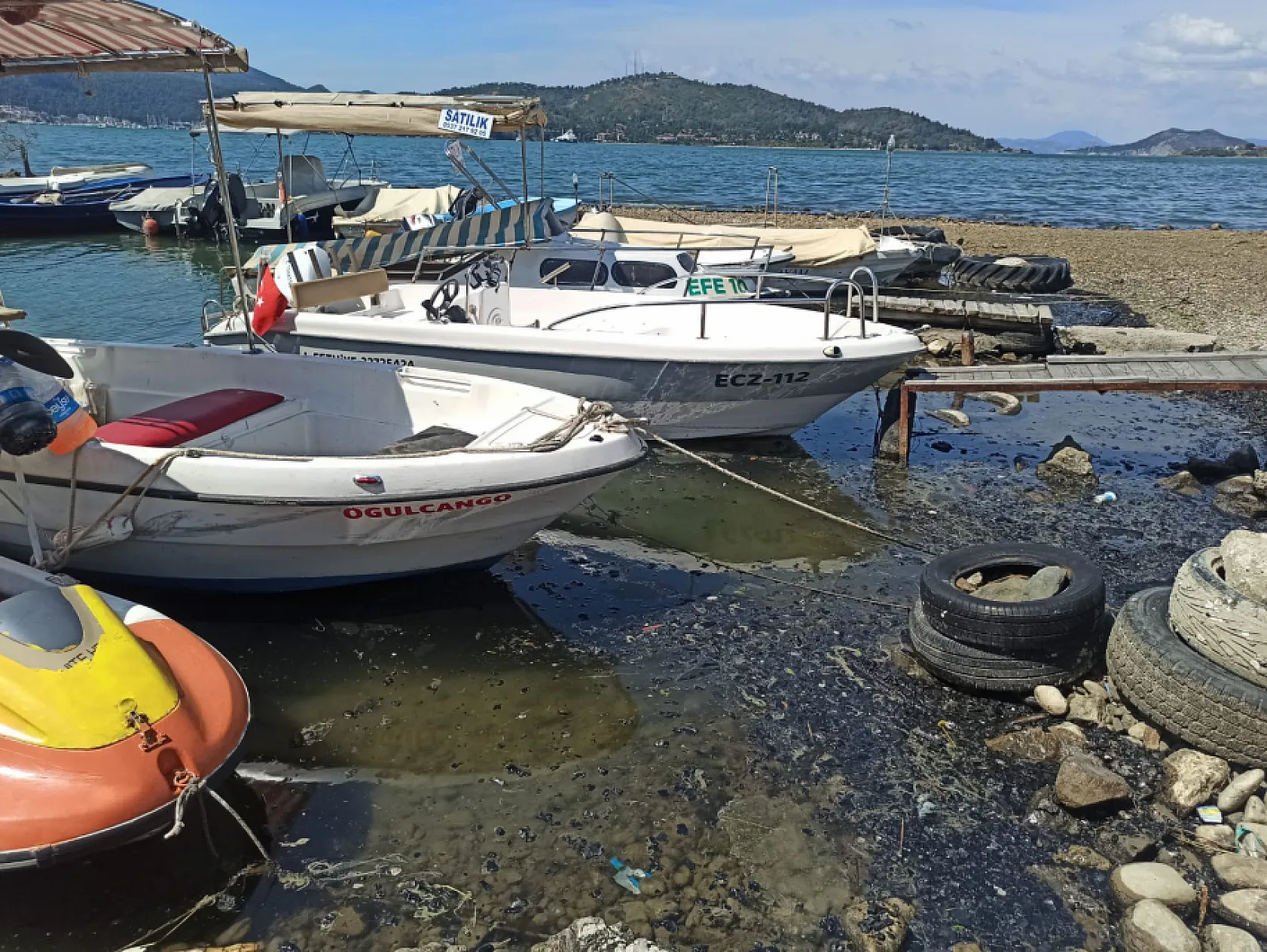 Fethiye'de 4 tekneyi küle döndüren yangının ardından deniz ve kıyısı görüntülendi