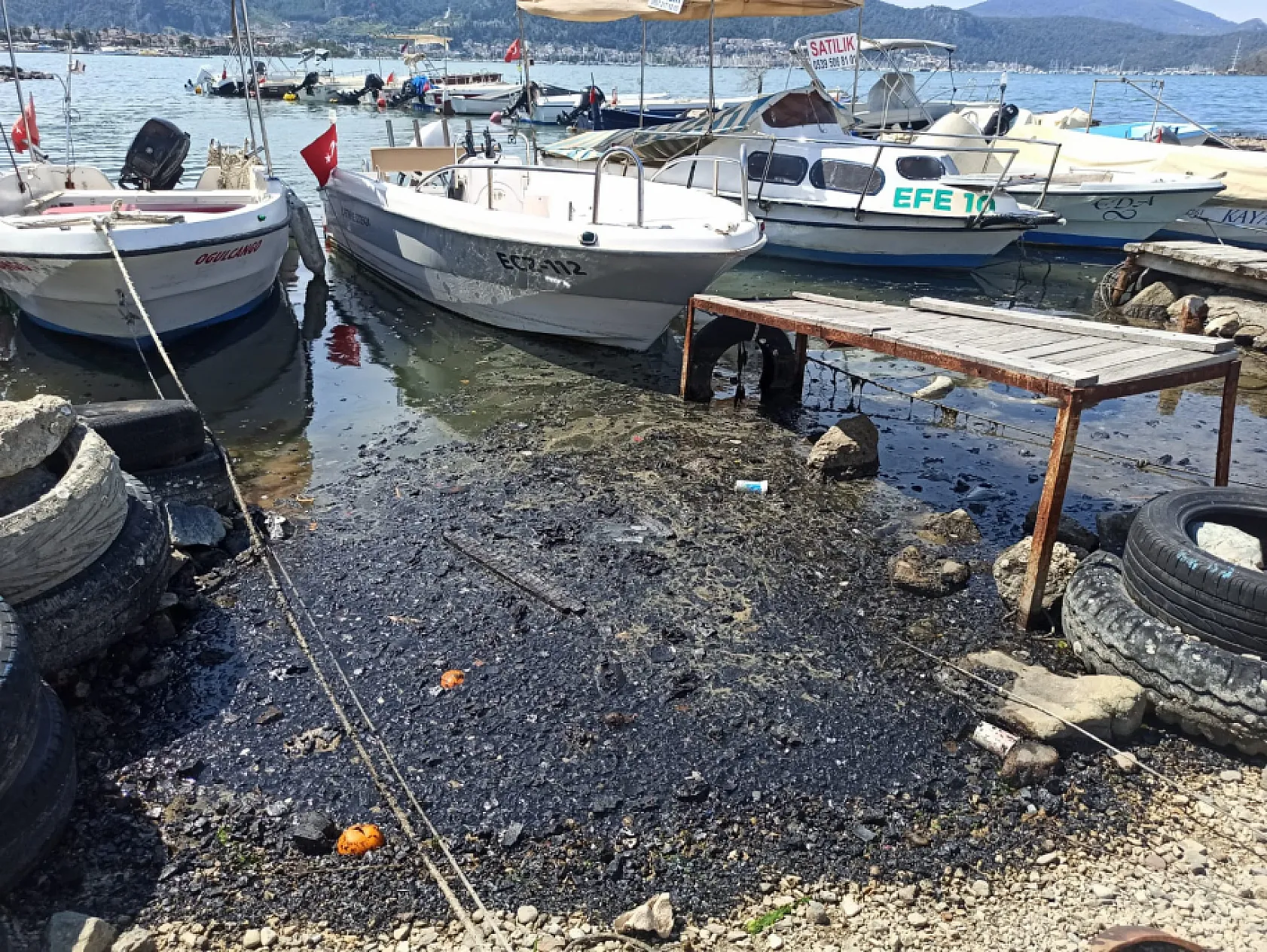 Fethiye'de 4 tekneyi küle döndüren yangının ardından deniz ve kıyısı görüntülendi