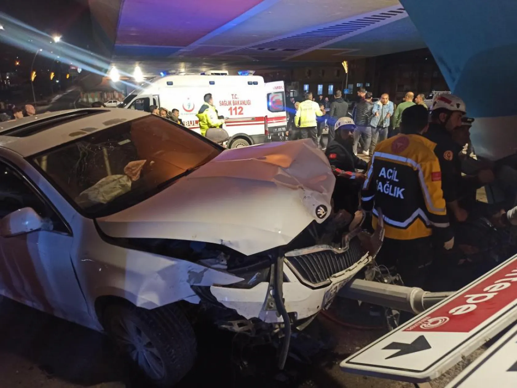 Feci trafik kazası: Otomobil hurdaya döndü, 4 yaralı