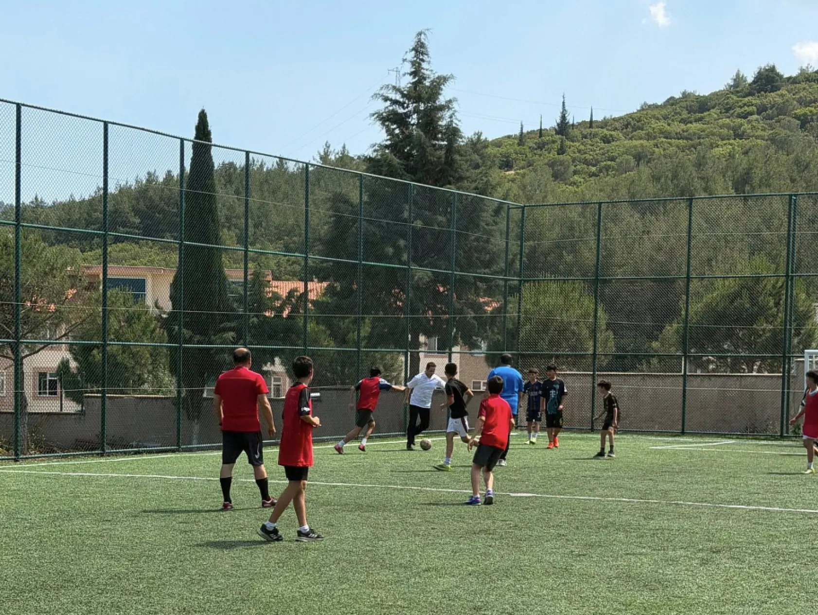 Muğla'da öğrenciler öğretmenlerle halı sahada bir araya geldi