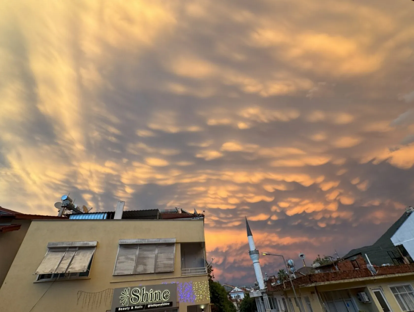 Fethiye'de sağanağın ardından gökyüzünde 'Mammatus Bulutları' görüldü