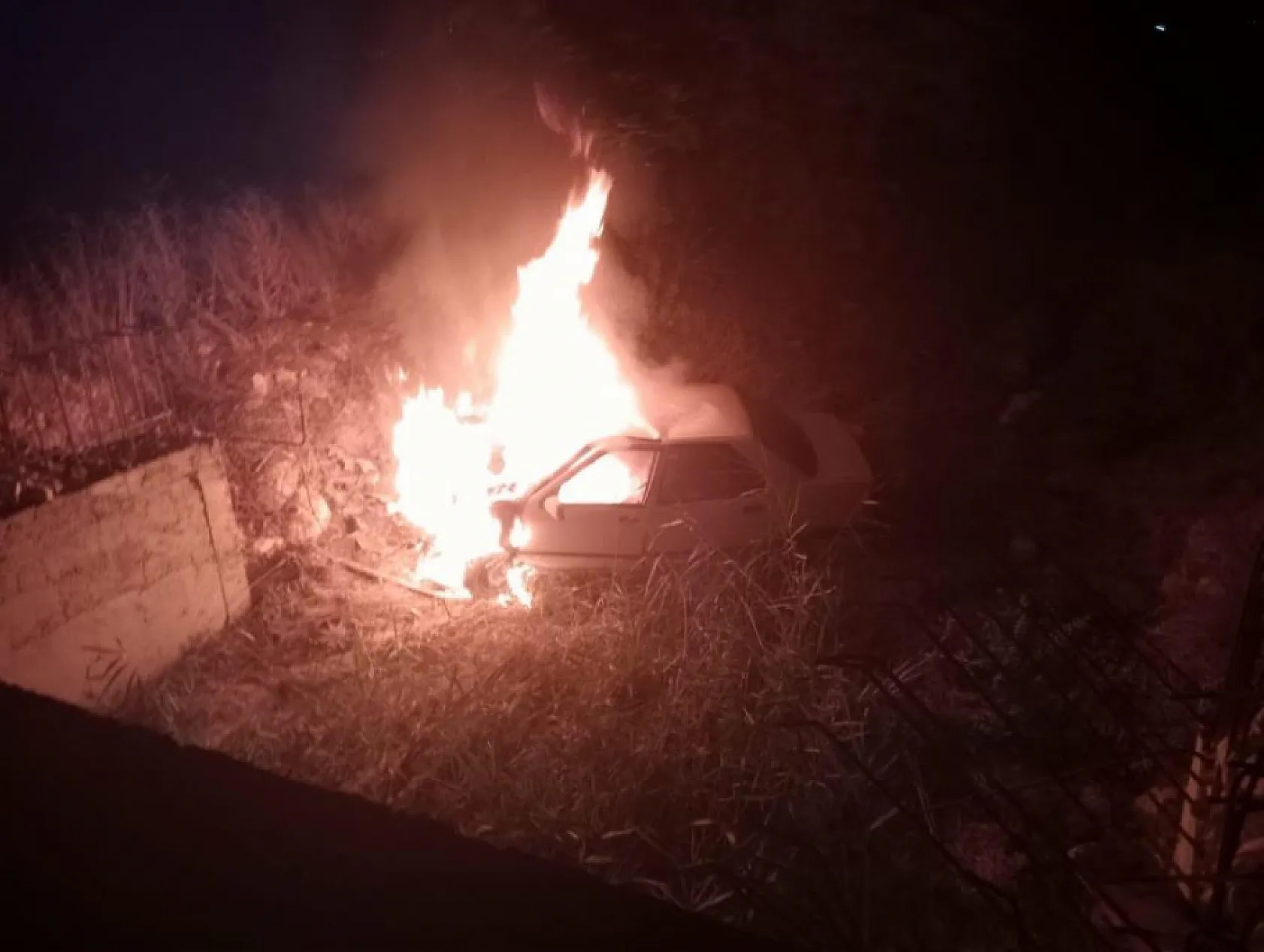 Köprüden uçan otomobil yanarak kül oldu: Sürücü son anda kurtarıldı