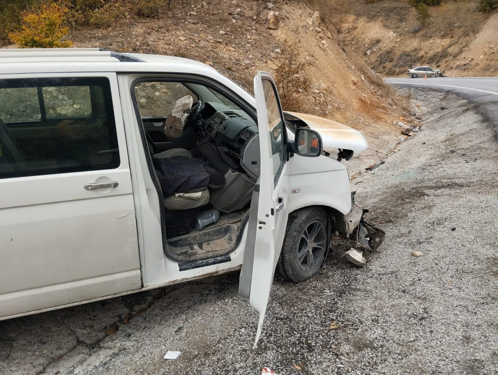 Otomobil ile minibüs kafa kafaya çarpıştı, 1'i ağır 10 kişi yaralandı