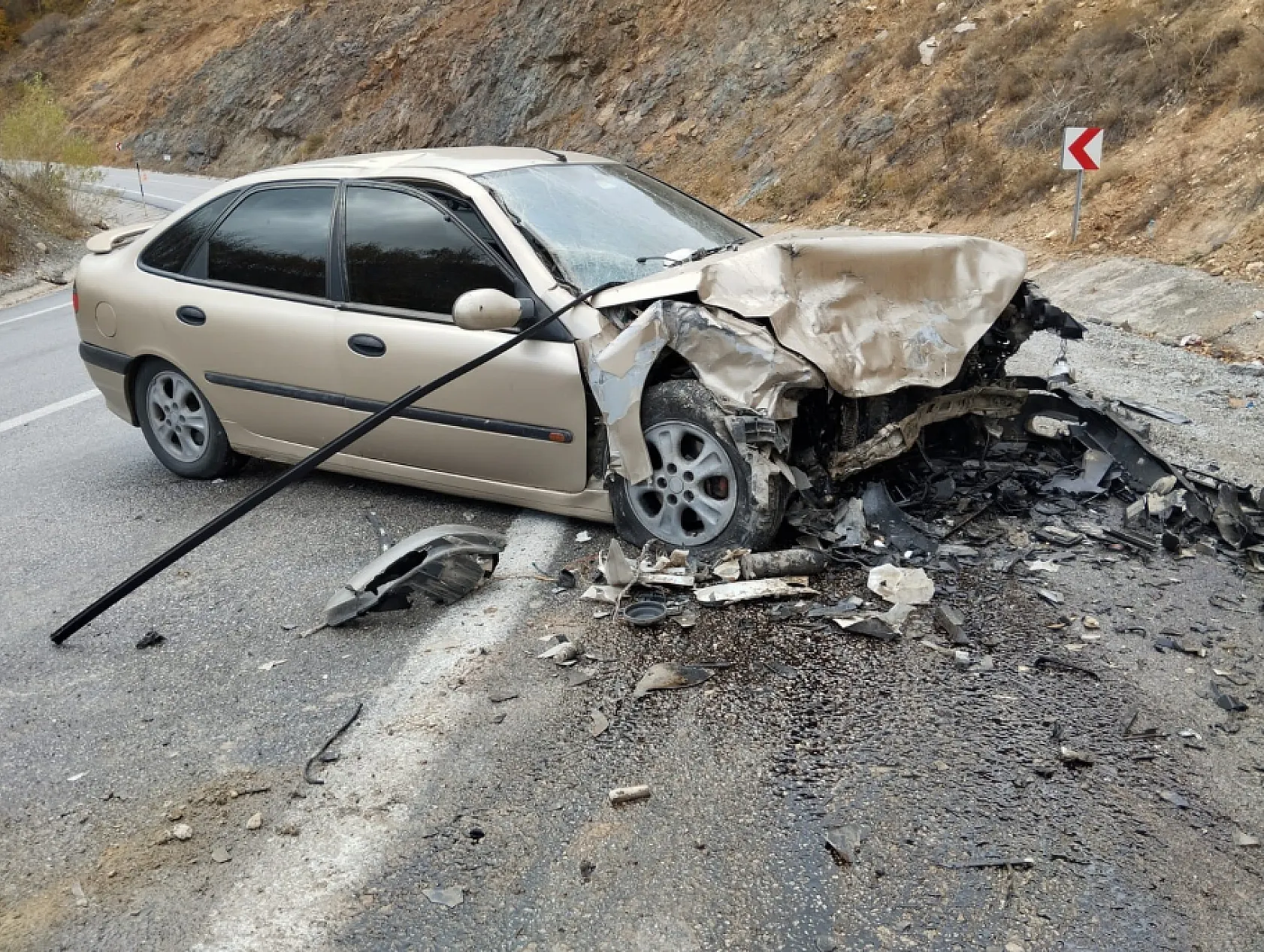 Otomobil ile minibüs kafa kafaya çarpıştı, 1'i ağır 10 kişi yaralandı