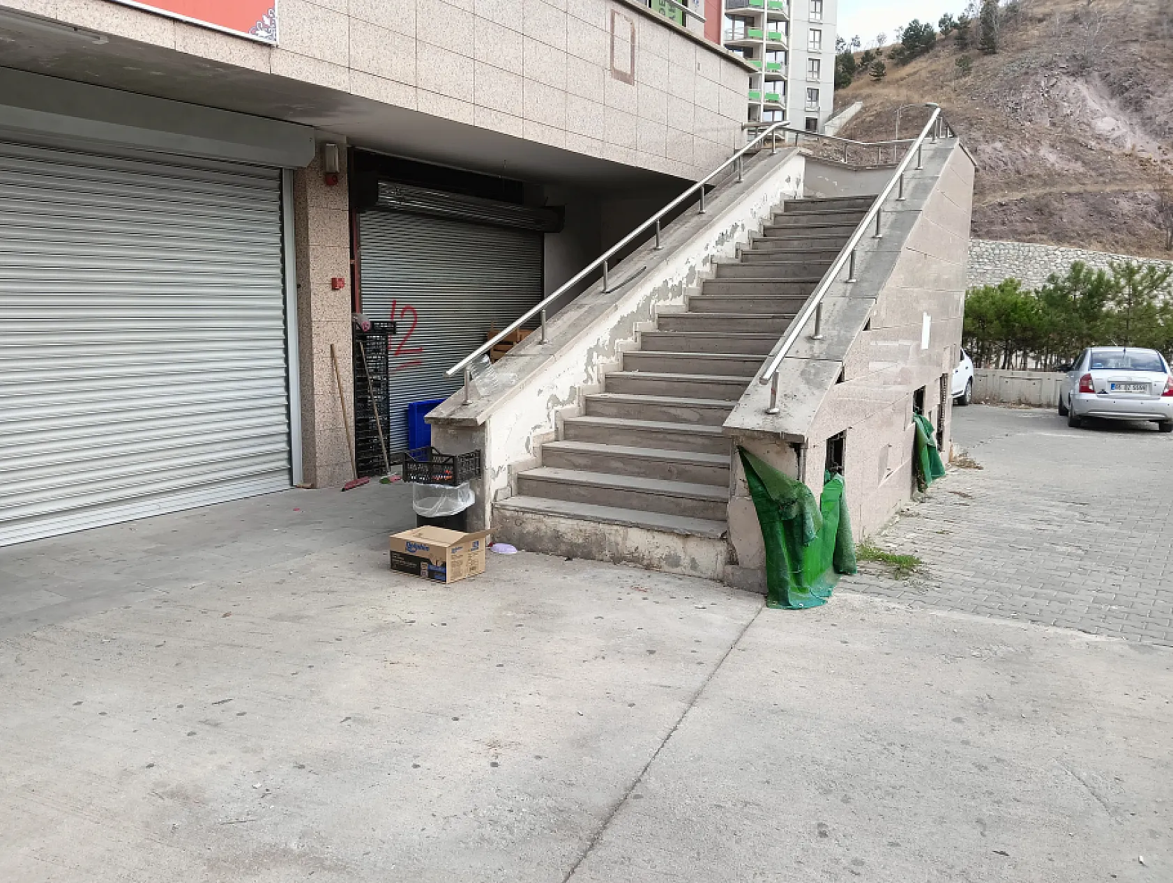 Ev sahibi kiracısı ile kızını öldüresiye darp etti