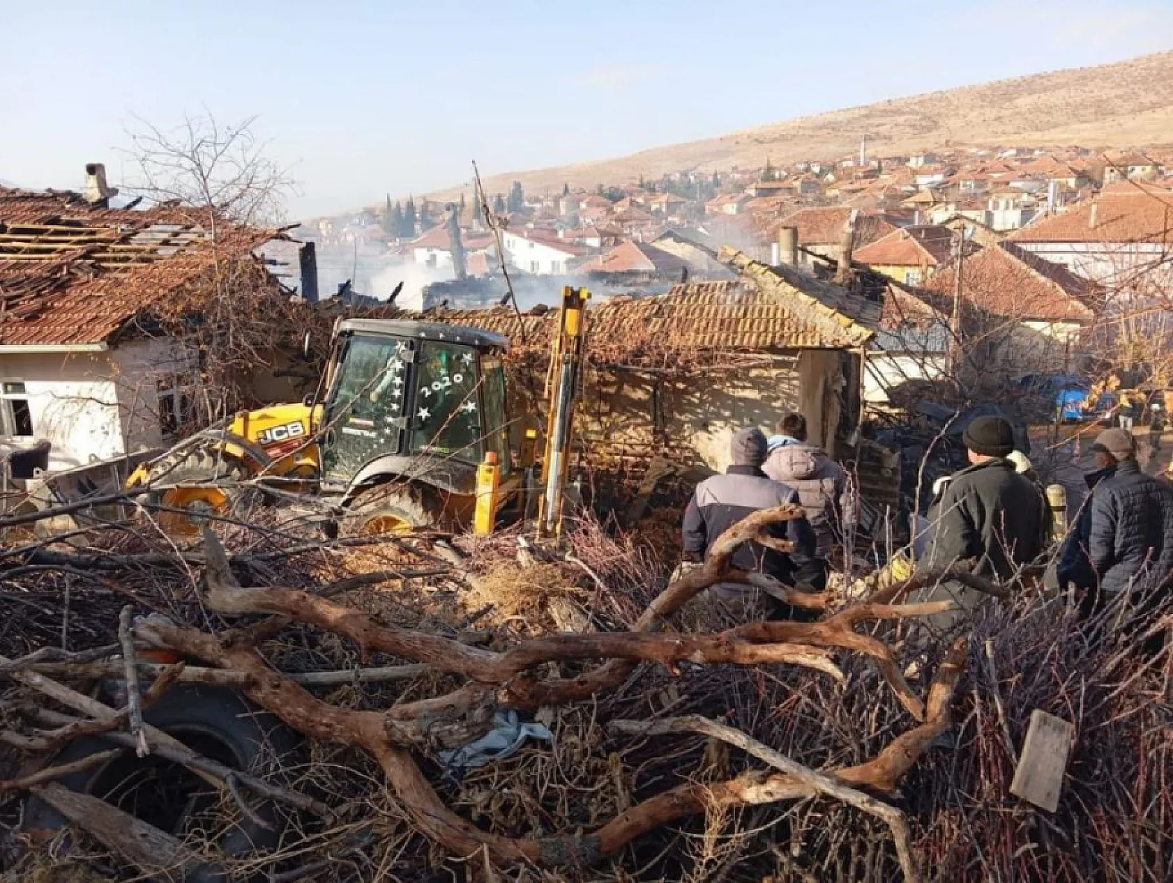 Sabah saatlerinde çıkan yangın, iki evi küle çevirdi