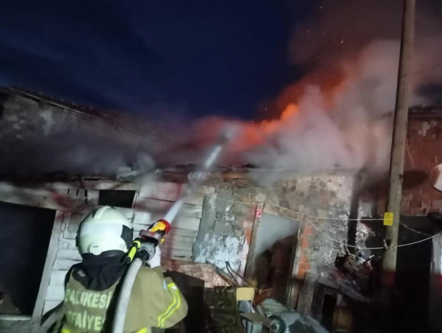 Ev ve ahır yangını, 600 balya saman yandı