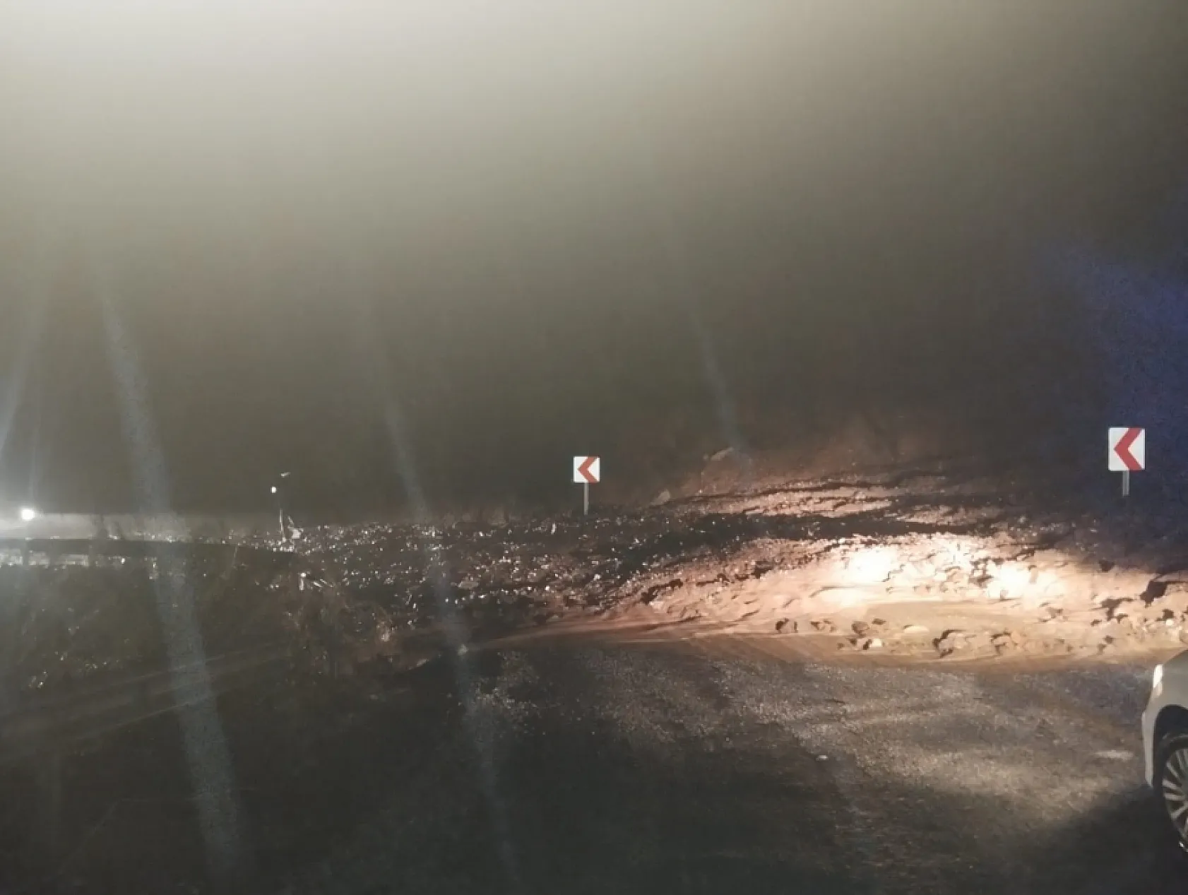 Marmaris'te sağanak etkili oldu, toprak kayması sonucu yollar kapandı