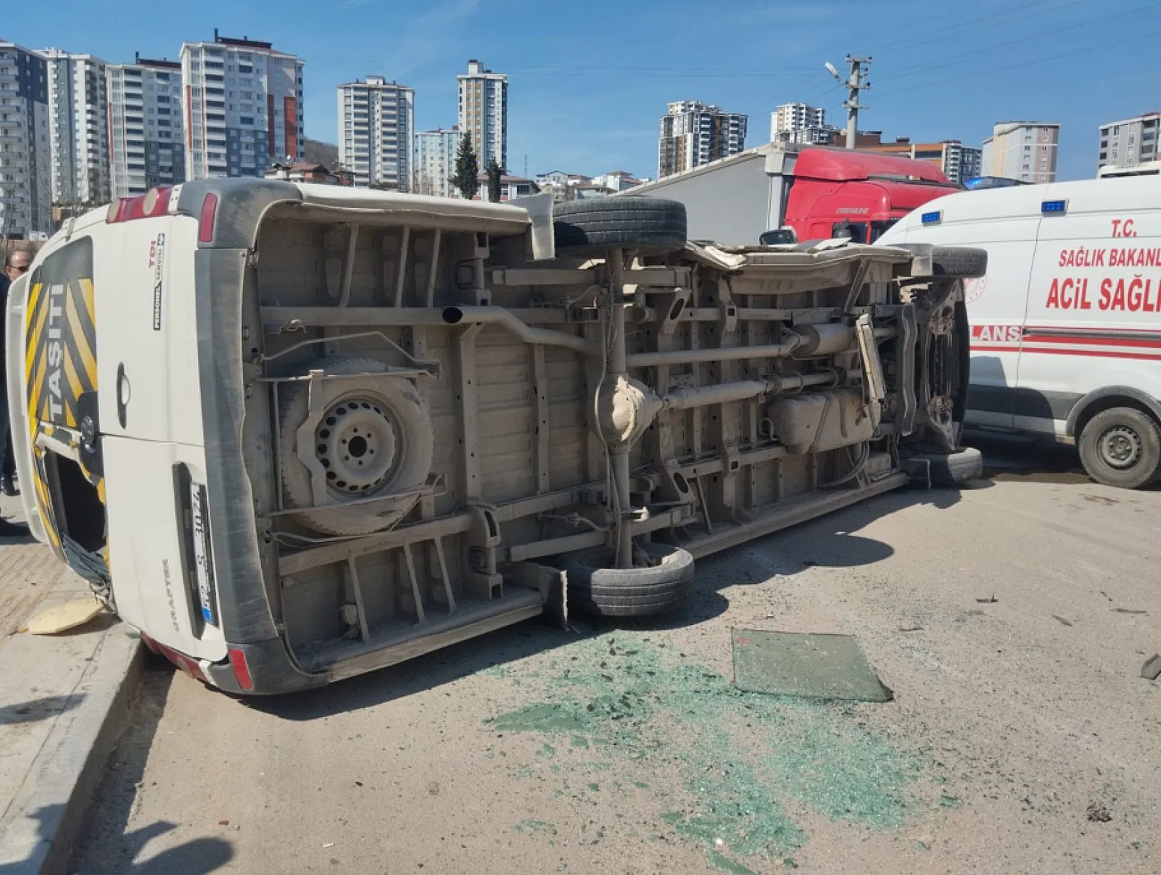 Öğrenci servisi ile hafif ticari araç çarpıştı: 10 yaralı