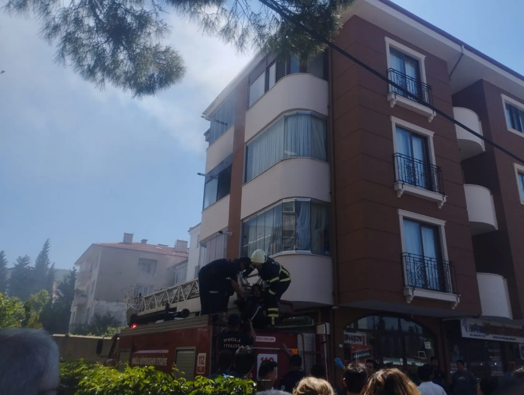 Muğla'da ev yangını: Mahsur kalan 1 kişi kurtarıldı