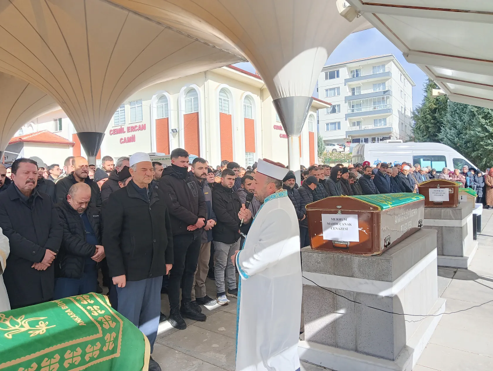 Trafik kazasında vefat eden çift ve bebekleri son yolculuğunda