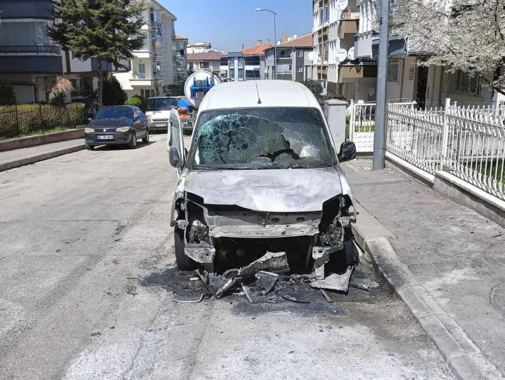 Boşanma aşamasındaki eşi tarafından evi kurşunlandı, aracı yakıldı