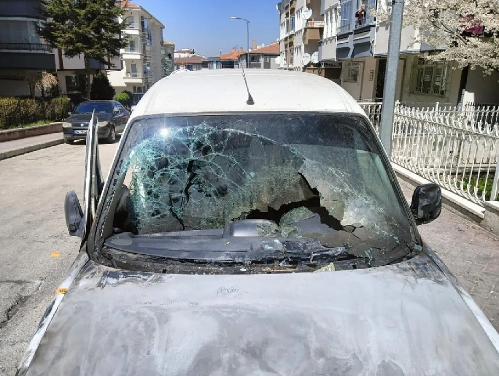 Boşanma aşamasındaki eşi tarafından evi kurşunlandı, aracı yakıldı
