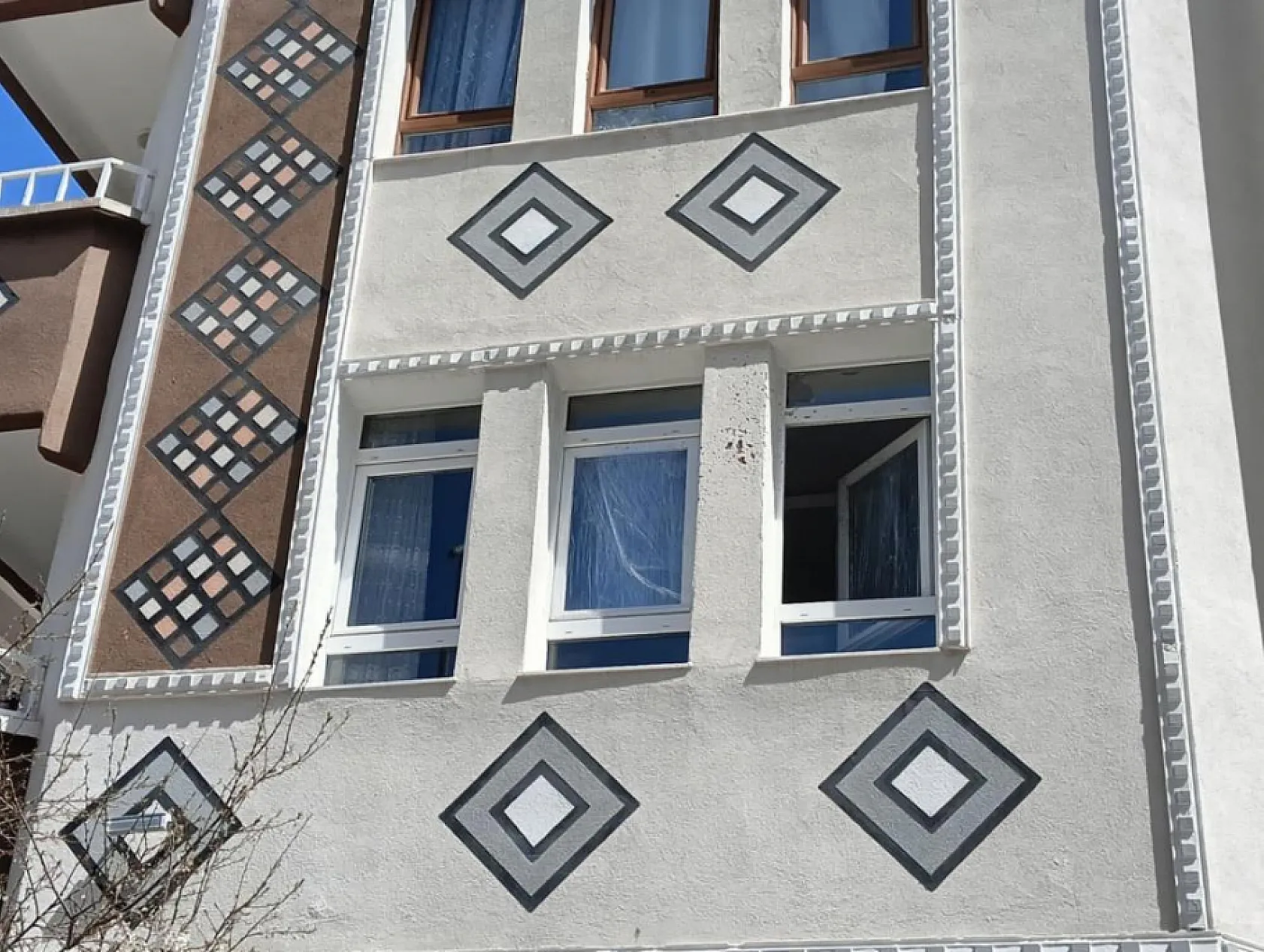 Boşanma aşamasındaki eşi tarafından evi kurşunlandı, aracı yakıldı