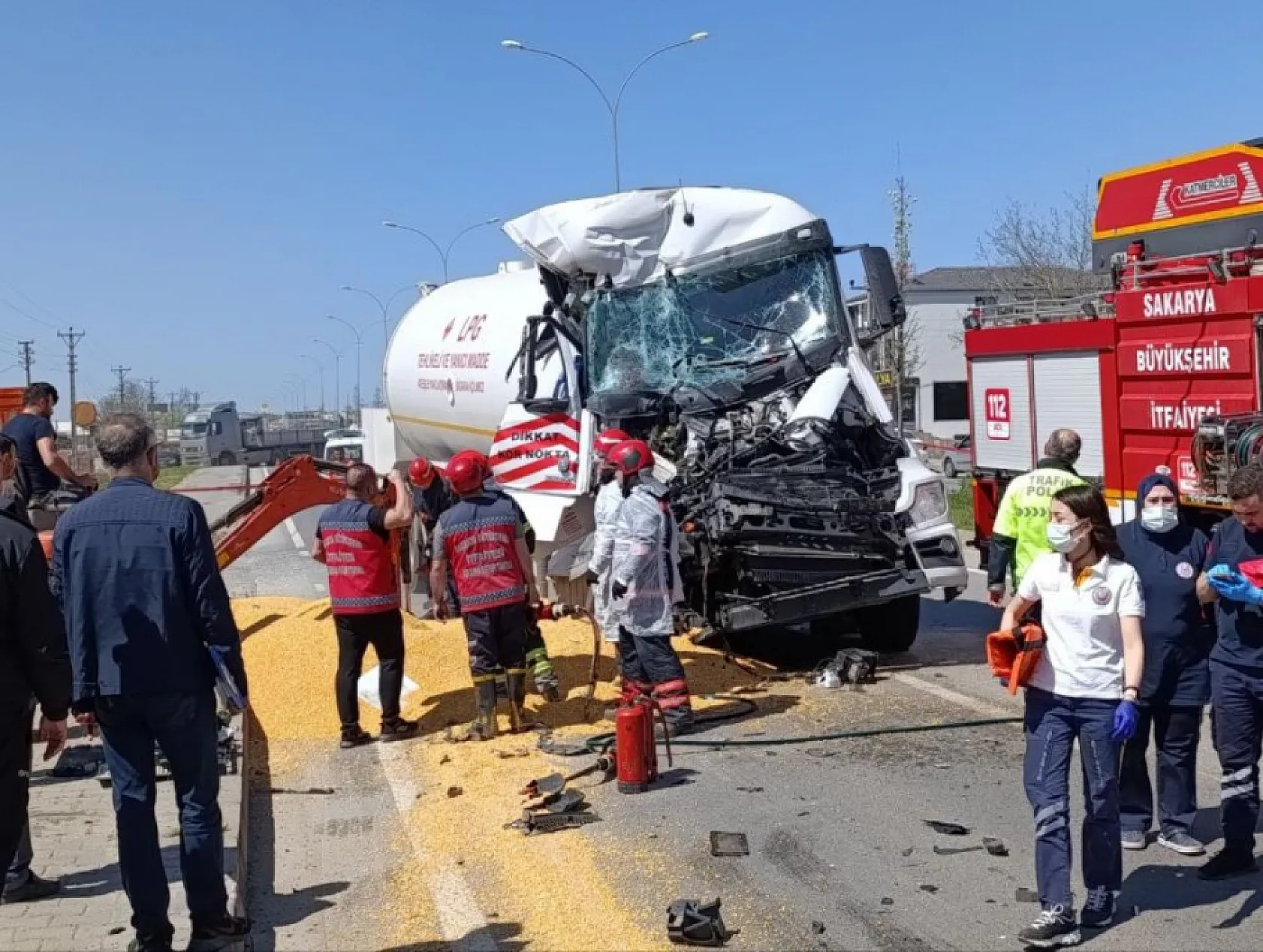 LPG yüklü tanker, tahıl yüklü tıra çarptı: 1 kişi hayatını kaybetti, 1 ağır yaralı