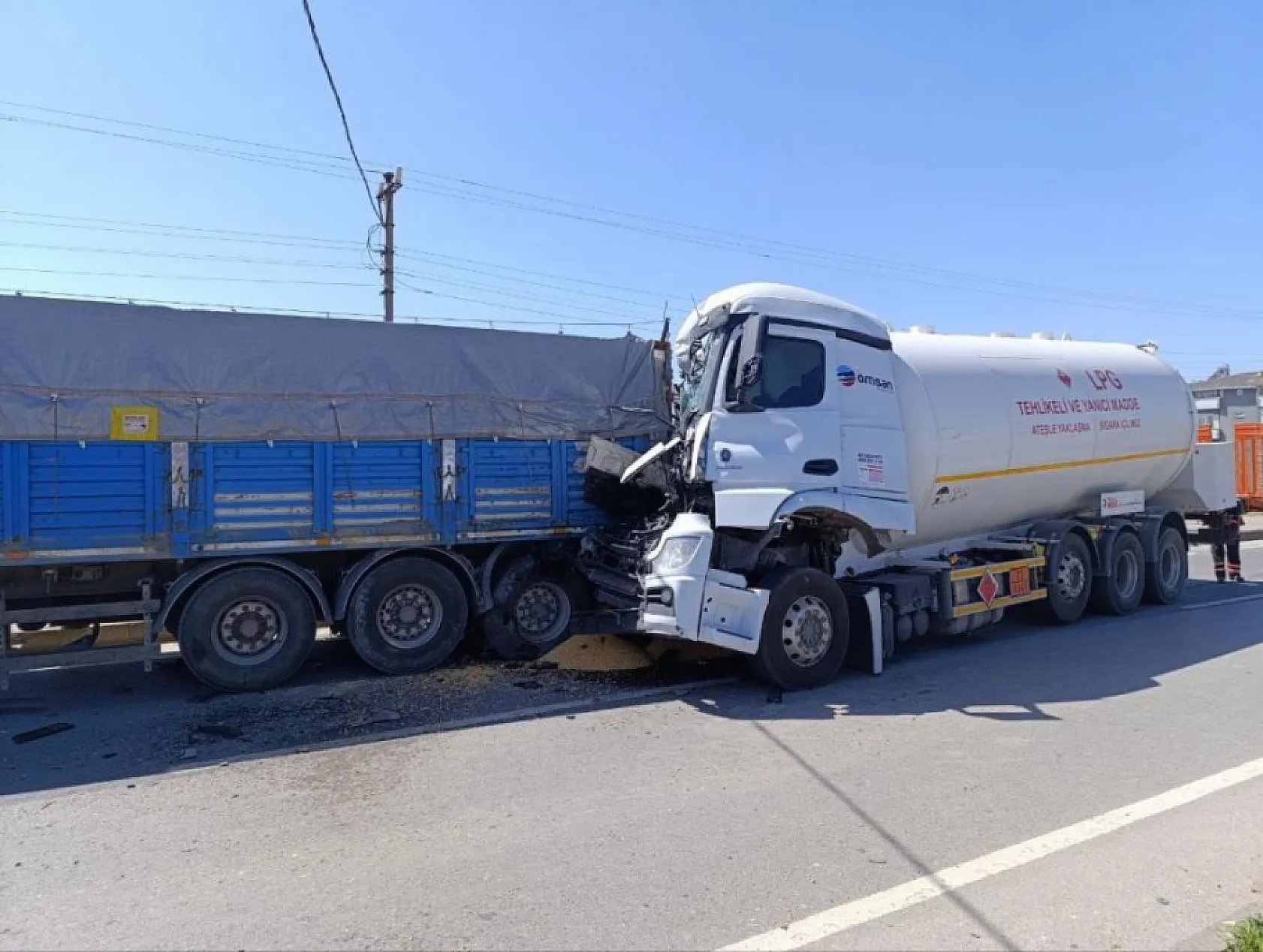 LPG yüklü tanker, tahıl yüklü tıra çarptı: 1 kişi hayatını kaybetti, 1 ağır yaralı