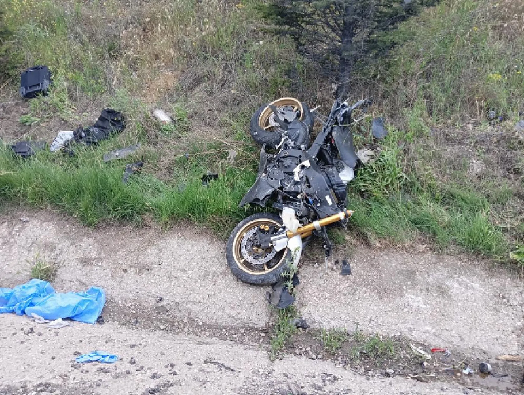 Motosiklet, otomobile arkadan çarptı 1 ölü