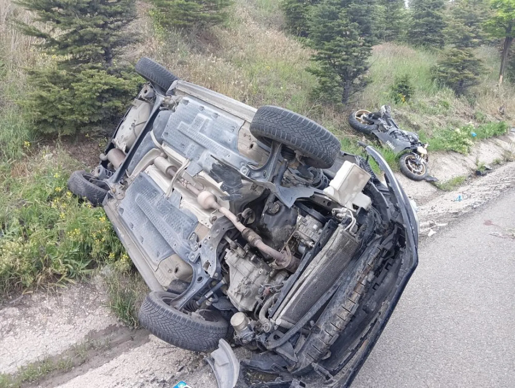 Motosiklet, otomobile arkadan çarptı 1 ölü
