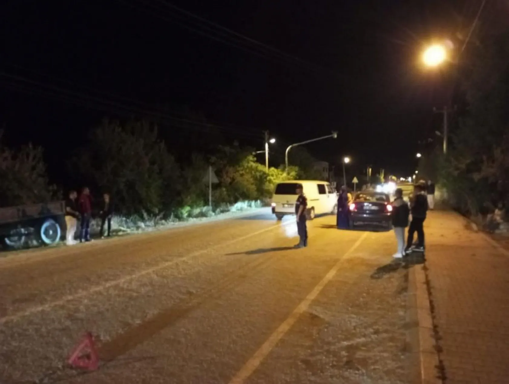 Otomobil yayalara çarptı: 1 kişi hayatını kaybetti, 2 yaşındaki çocuk yaralandı