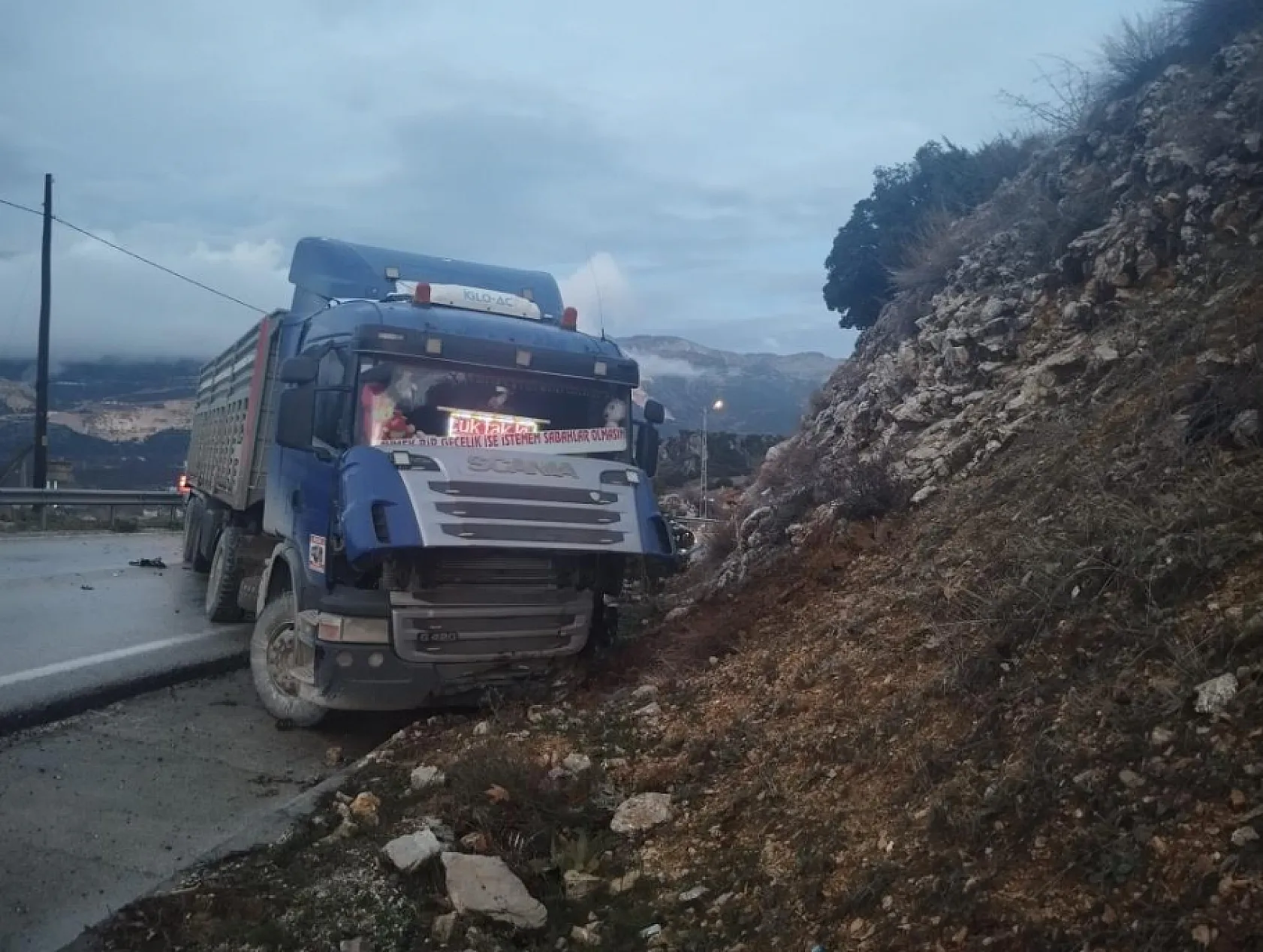 Tır ve otomobil kafa kafaya çarpıştı: 3 yaralı