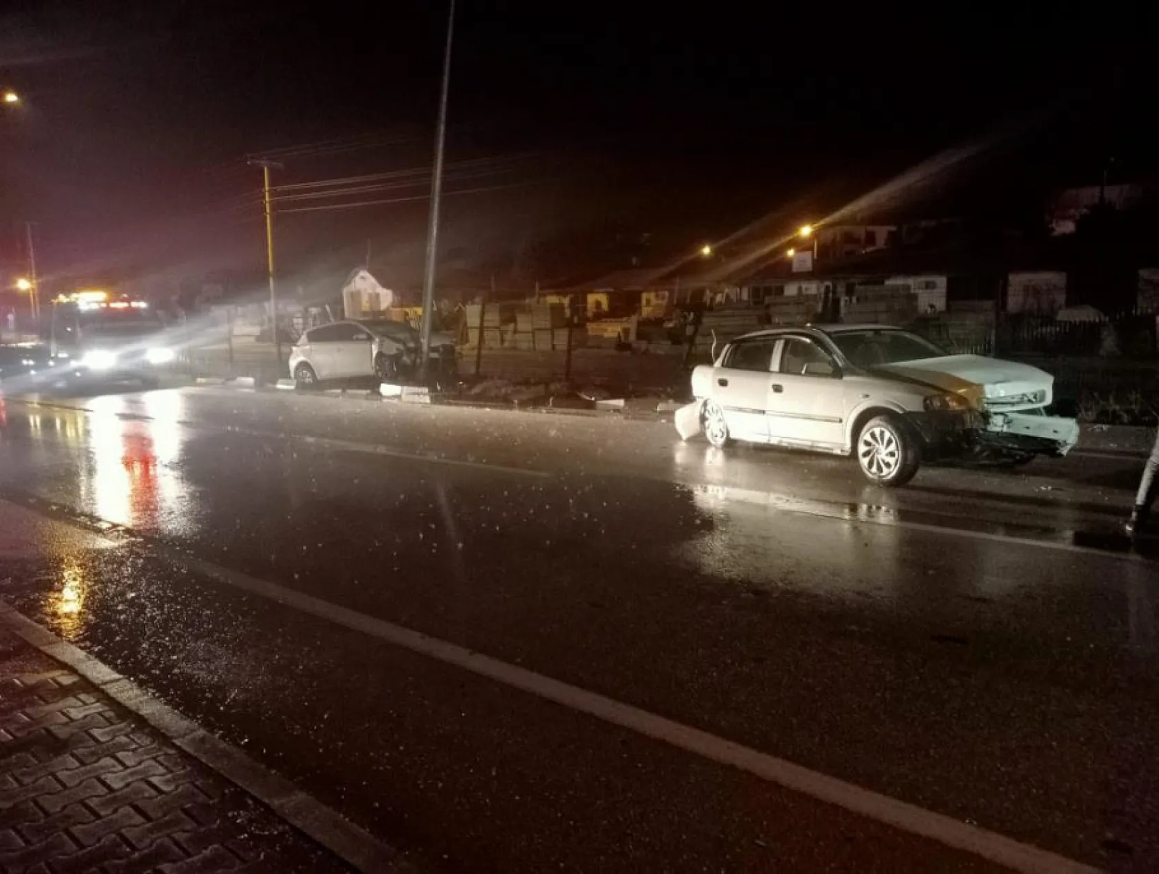 Alkollü sürücü önce refüje ardından otomobile çarptı: 1 yaralı