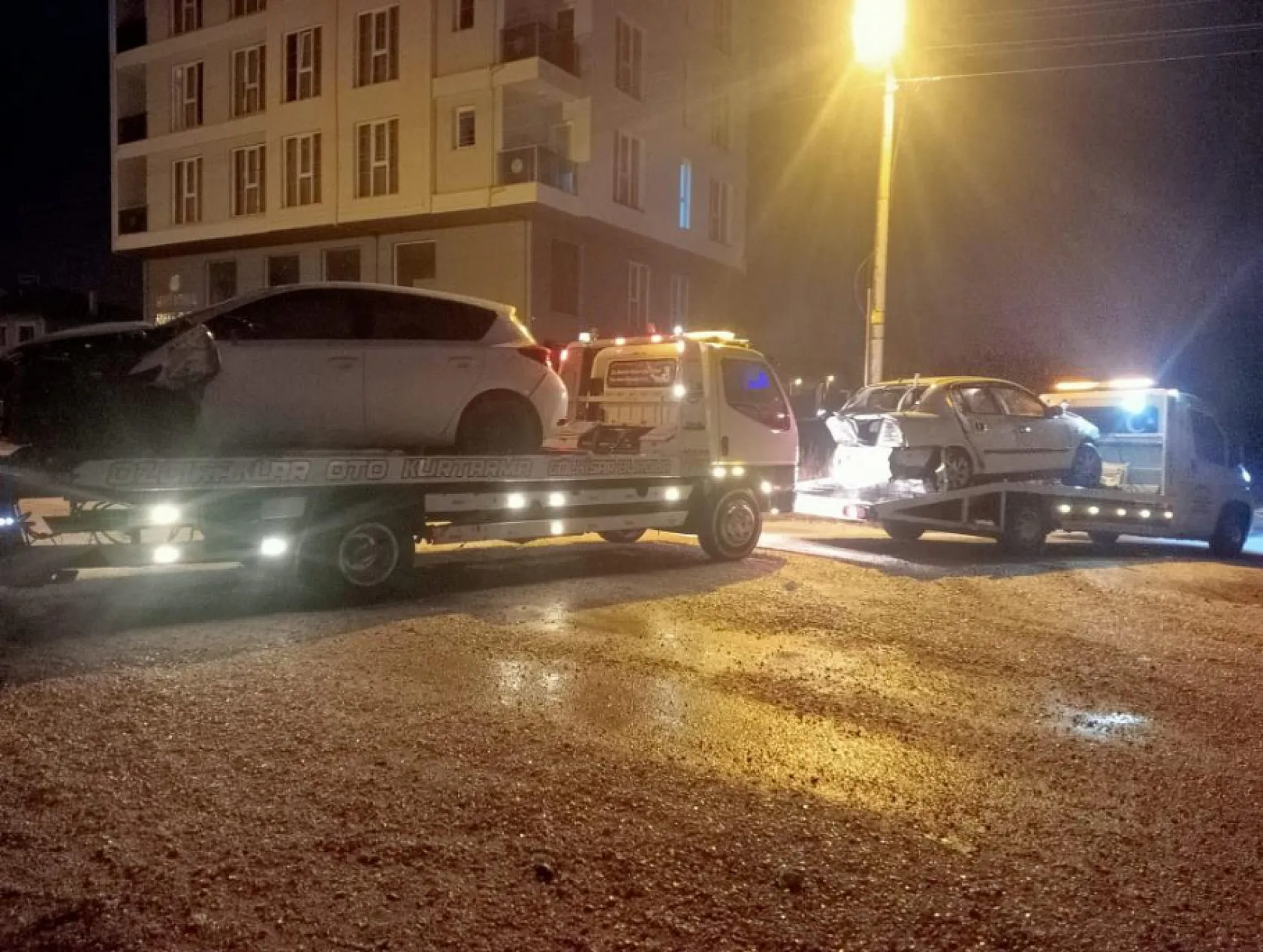 Alkollü sürücü önce refüje ardından otomobile çarptı: 1 yaralı