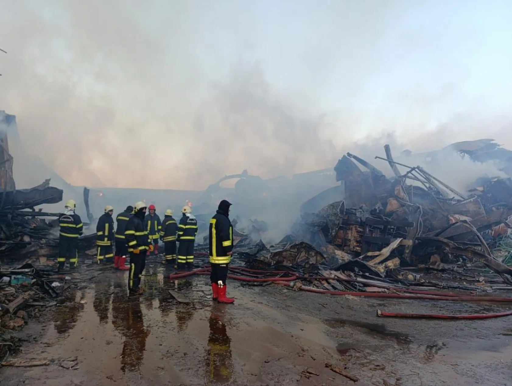 Vali Yiğitbaşı'ndan 18 saattir yanan fabrikadaki söndürme çalışmalarına ilişkin açıklama