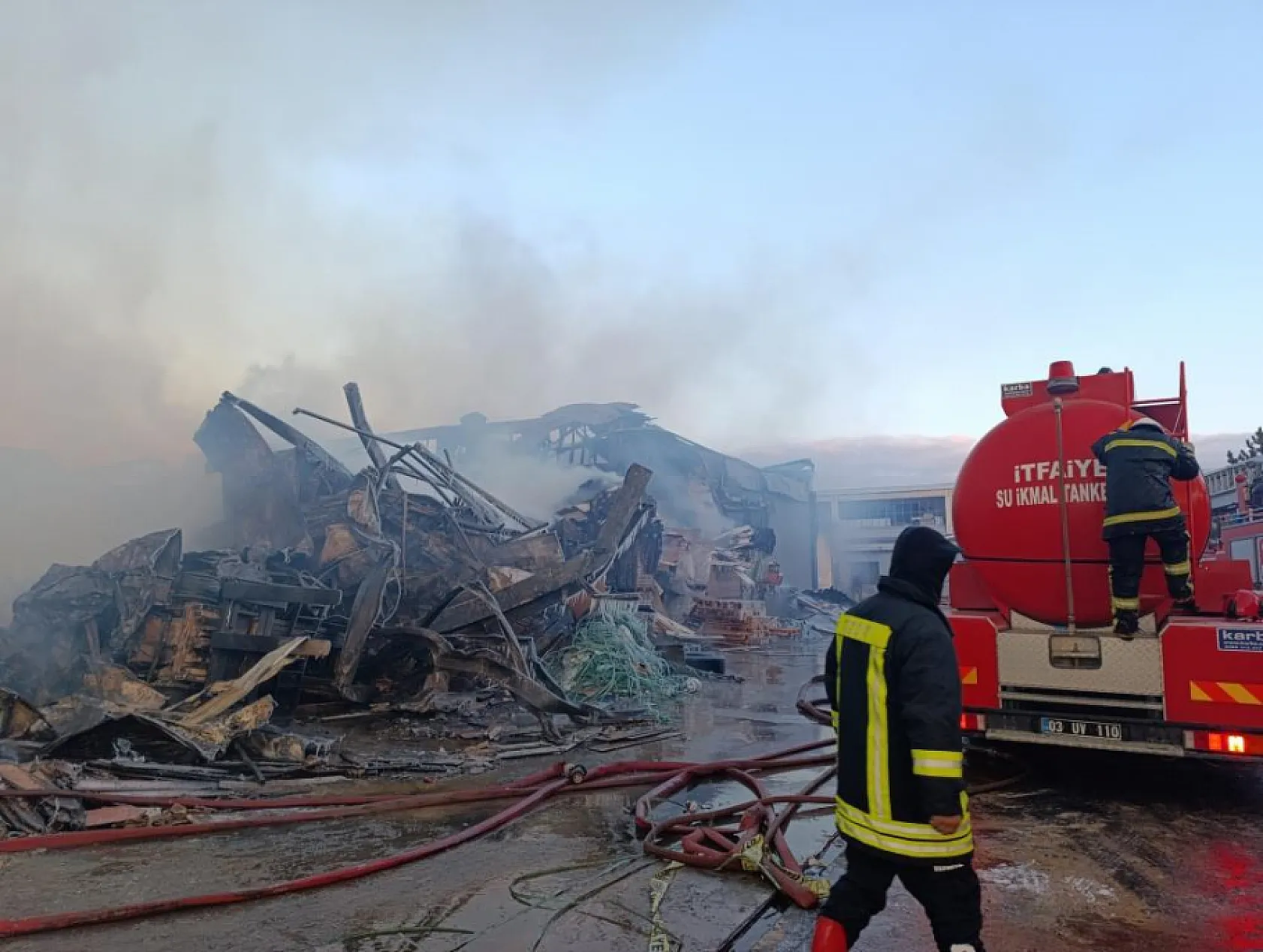 Vali Yiğitbaşı'ndan 18 saattir yanan fabrikadaki söndürme çalışmalarına ilişkin açıklama