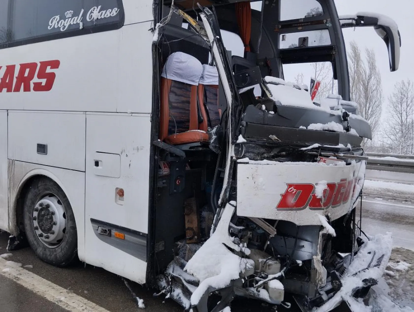 Sivas'ta iki yolcu otobüsü çarpıştı: 6 yaralı