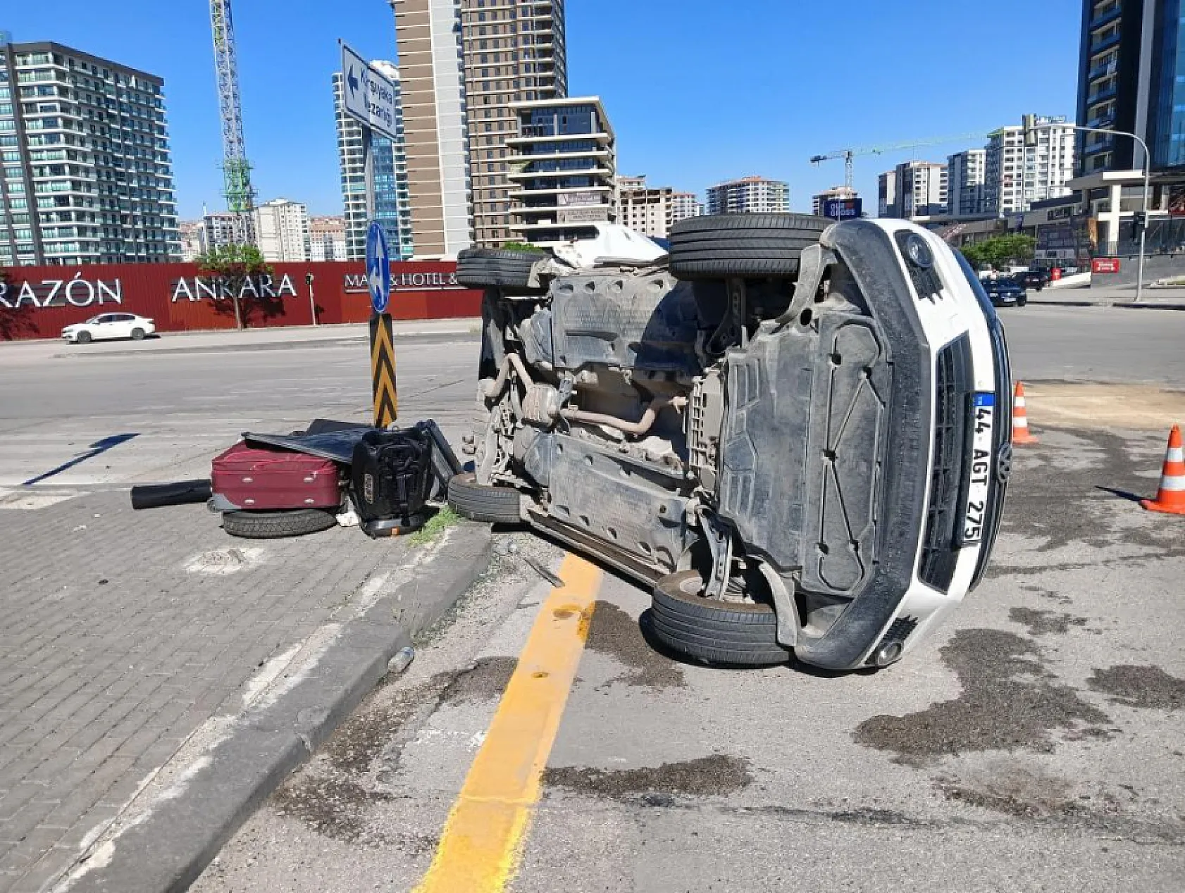 İki otomobil çarpıştı: 2'si bebek 6 yaralı