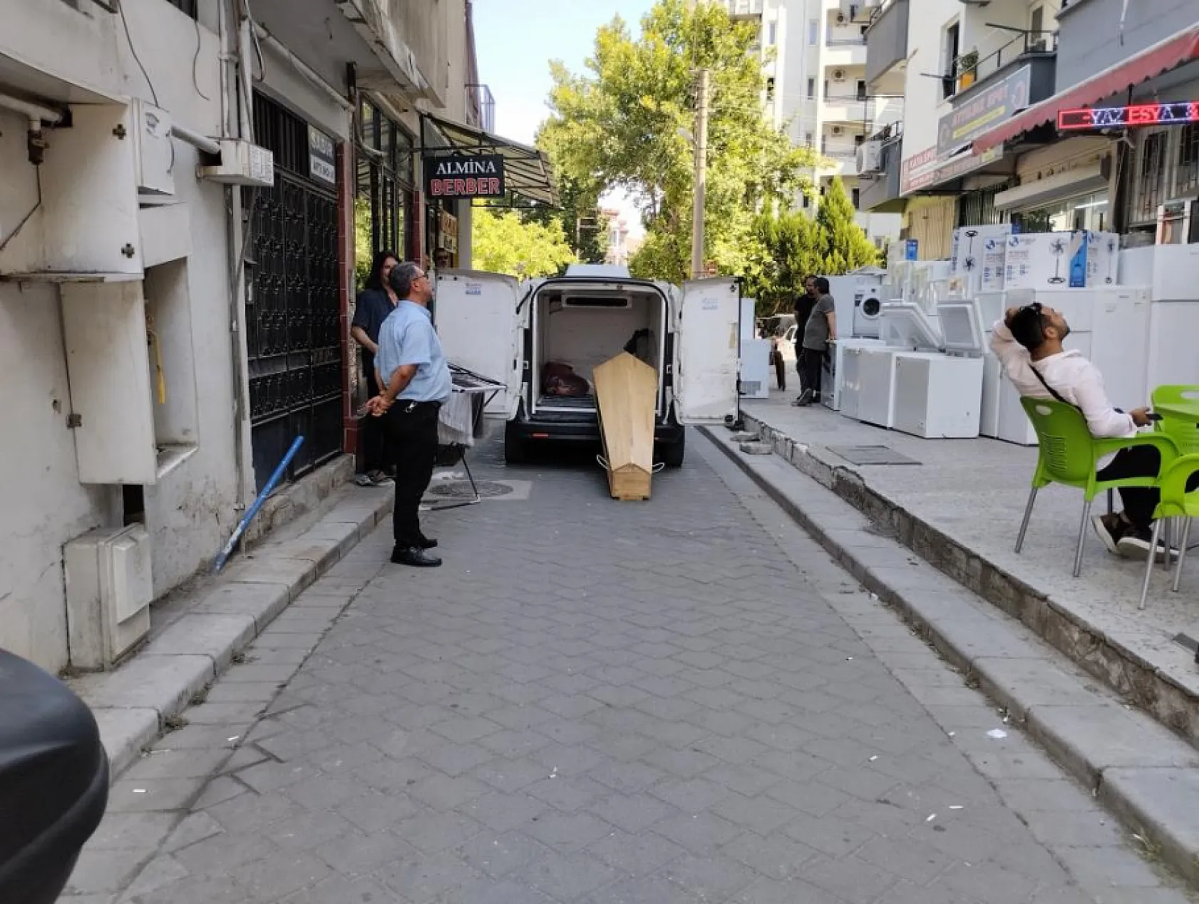Yaşlı adam, binanın teras katındaki demirlerde asılı bulundu